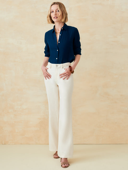 Model wearing J.McLaughlin beckett jeans in natural made with woven denim.