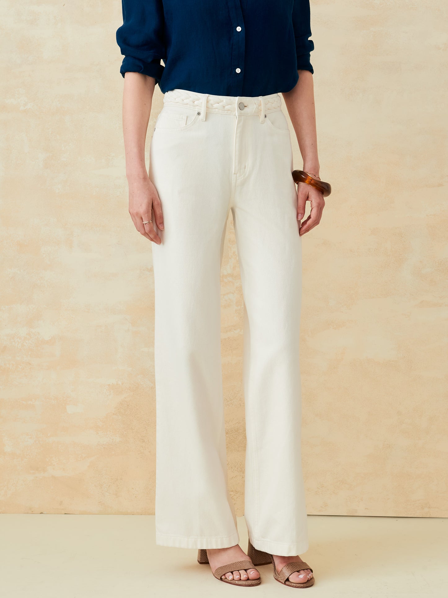 Model wearing J.McLaughlin beckett jeans in natural made with woven denim.