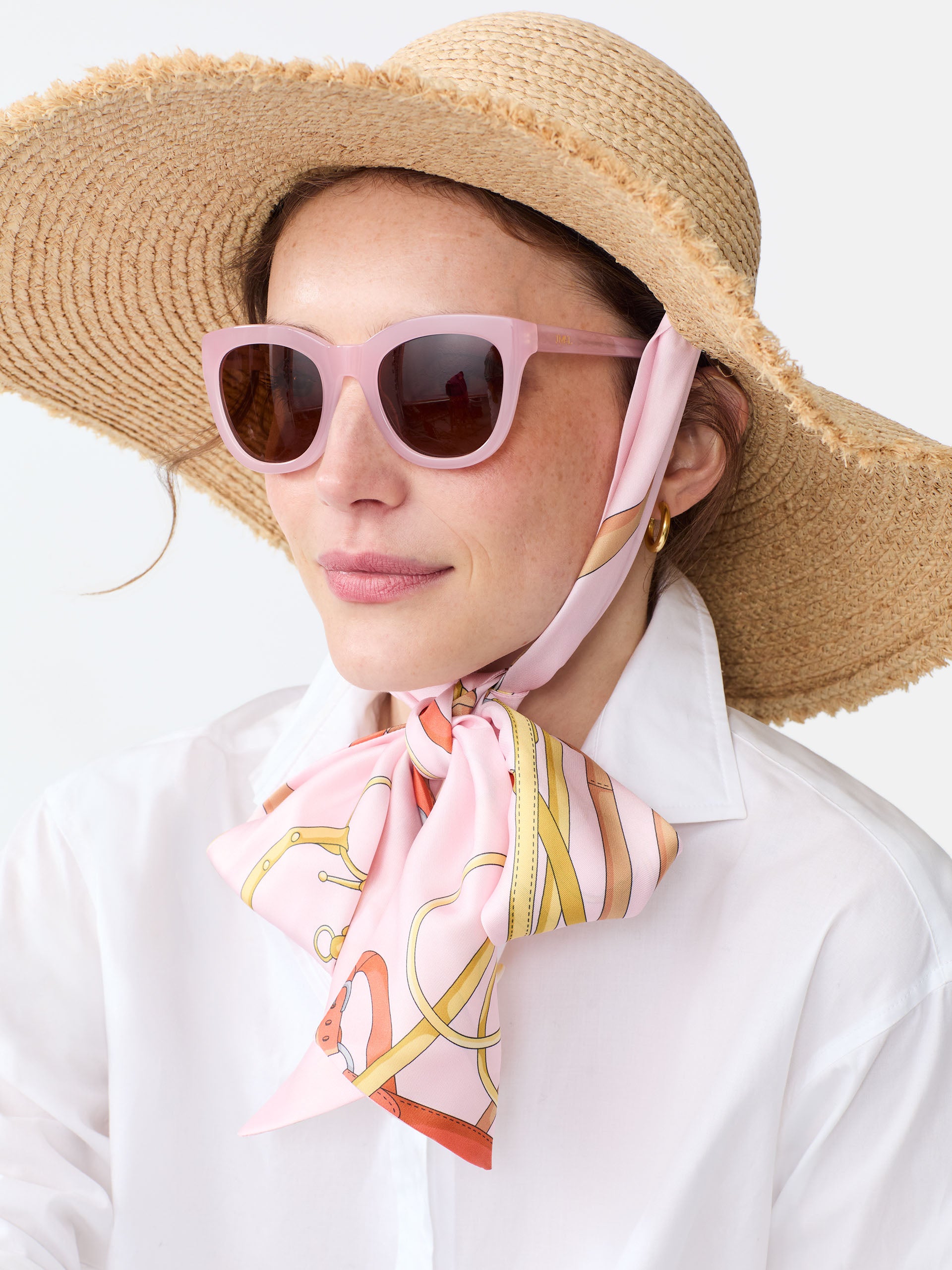 Model wearing J.McLaughlin Brooke hat in light pink/pink made with raffia.