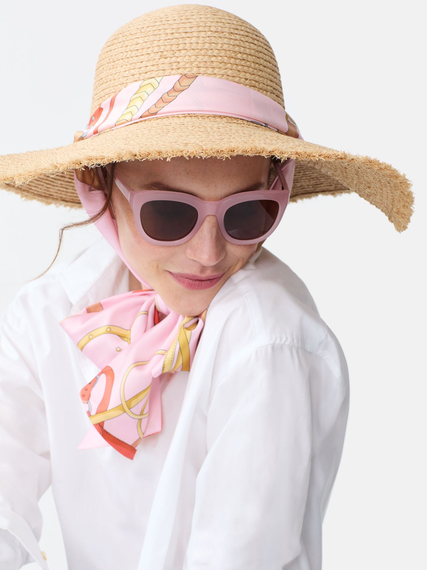 Model wearing J.McLaughlin Brooke hat in light pink/pink made with raffia.