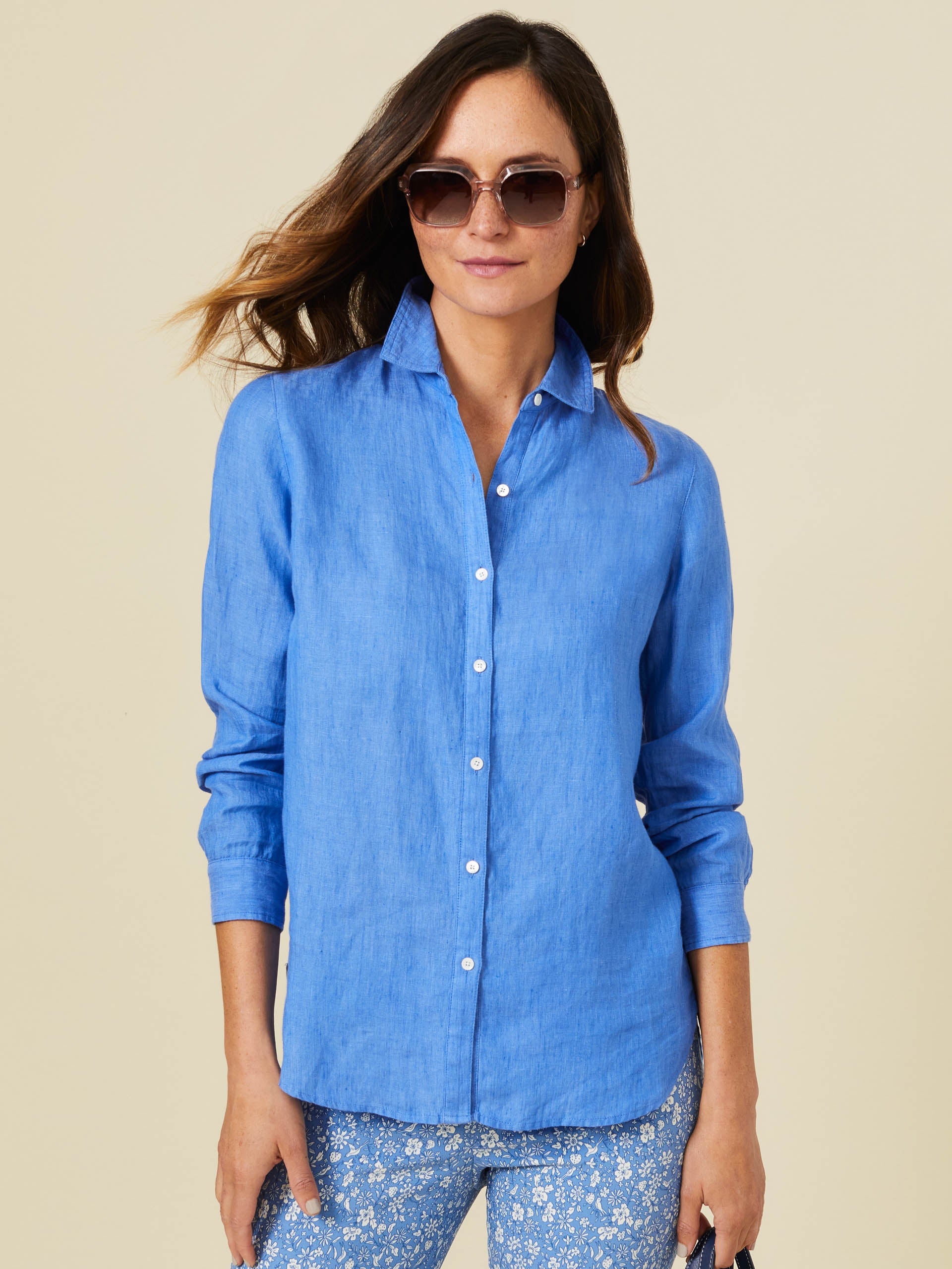 Model wearing J.McLaughlin Britt shirt in french blue made with linen.