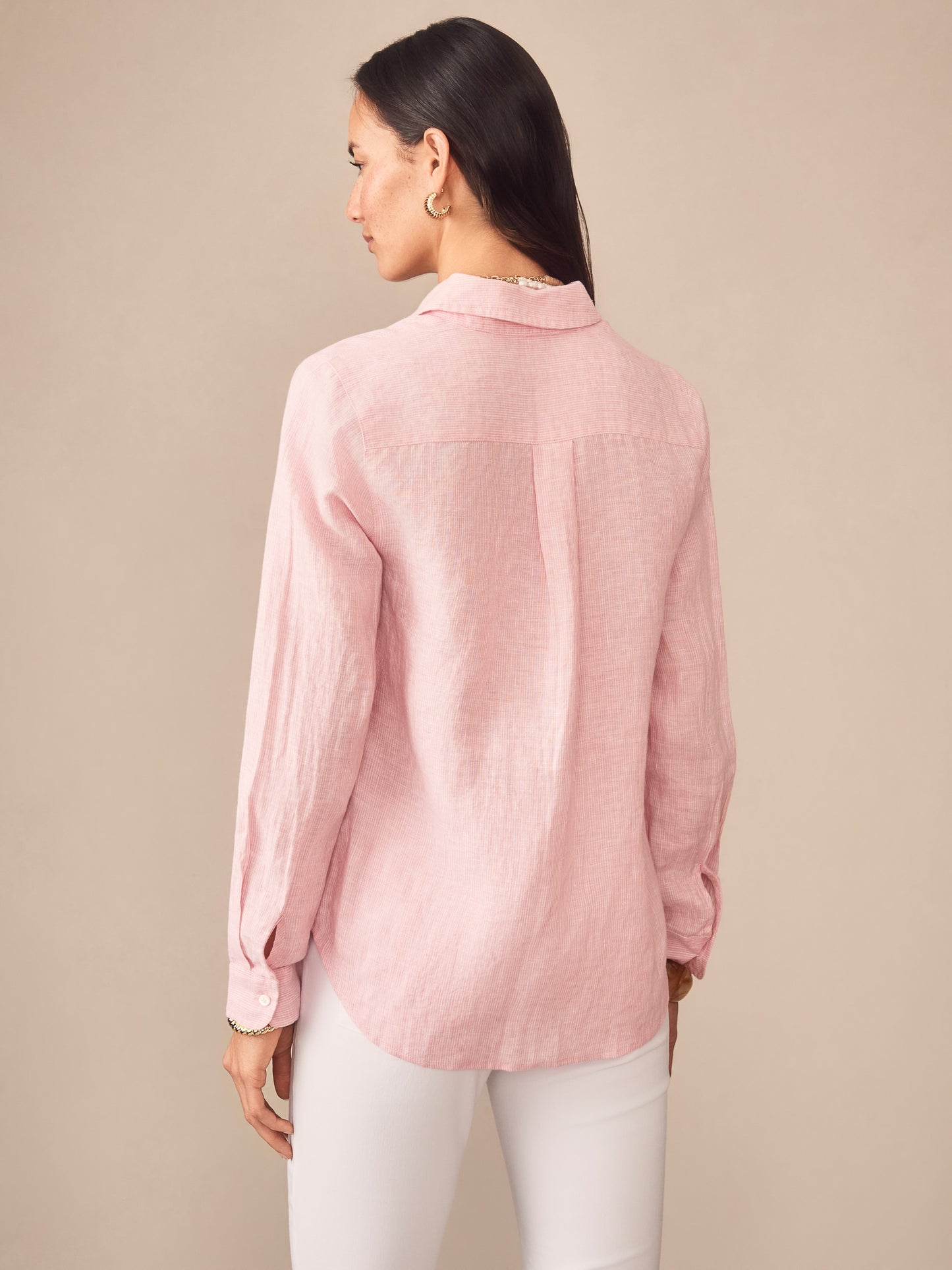 Model wearing J.McLaughlin Britt linen shirt in pink/white made with linen.