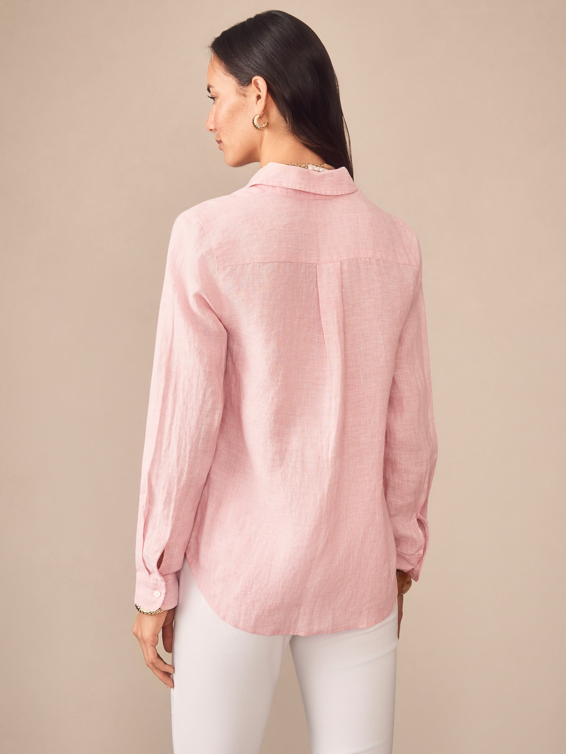 Model wearing J.McLaughlin Britt linen shirt in pink/white made with linen.