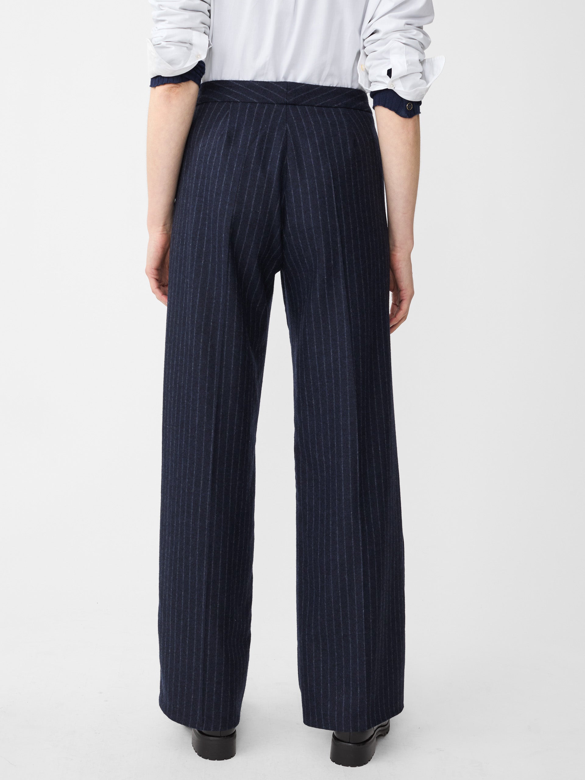 Model wearing J.McLaughlin Broderick pants in navy/white made with wool/polyamide.