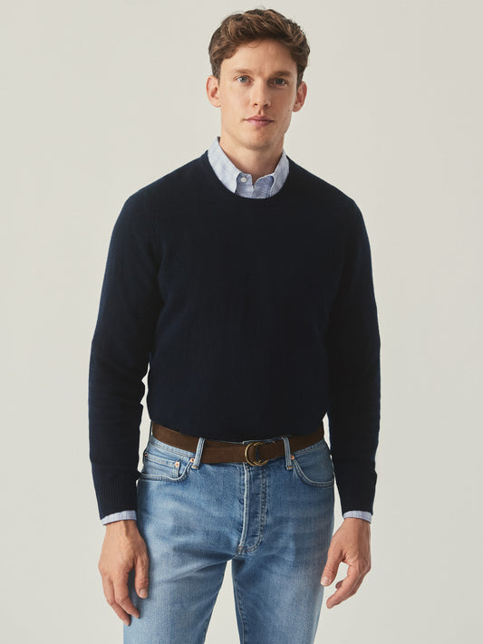 Model wearing J.McLaughlin Caldwell cashmere sweater in dark navy made with cashmere.