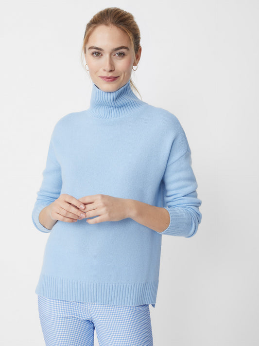 Model wearing J.McLaughlin Clara sweater in light blue made with cashmere.