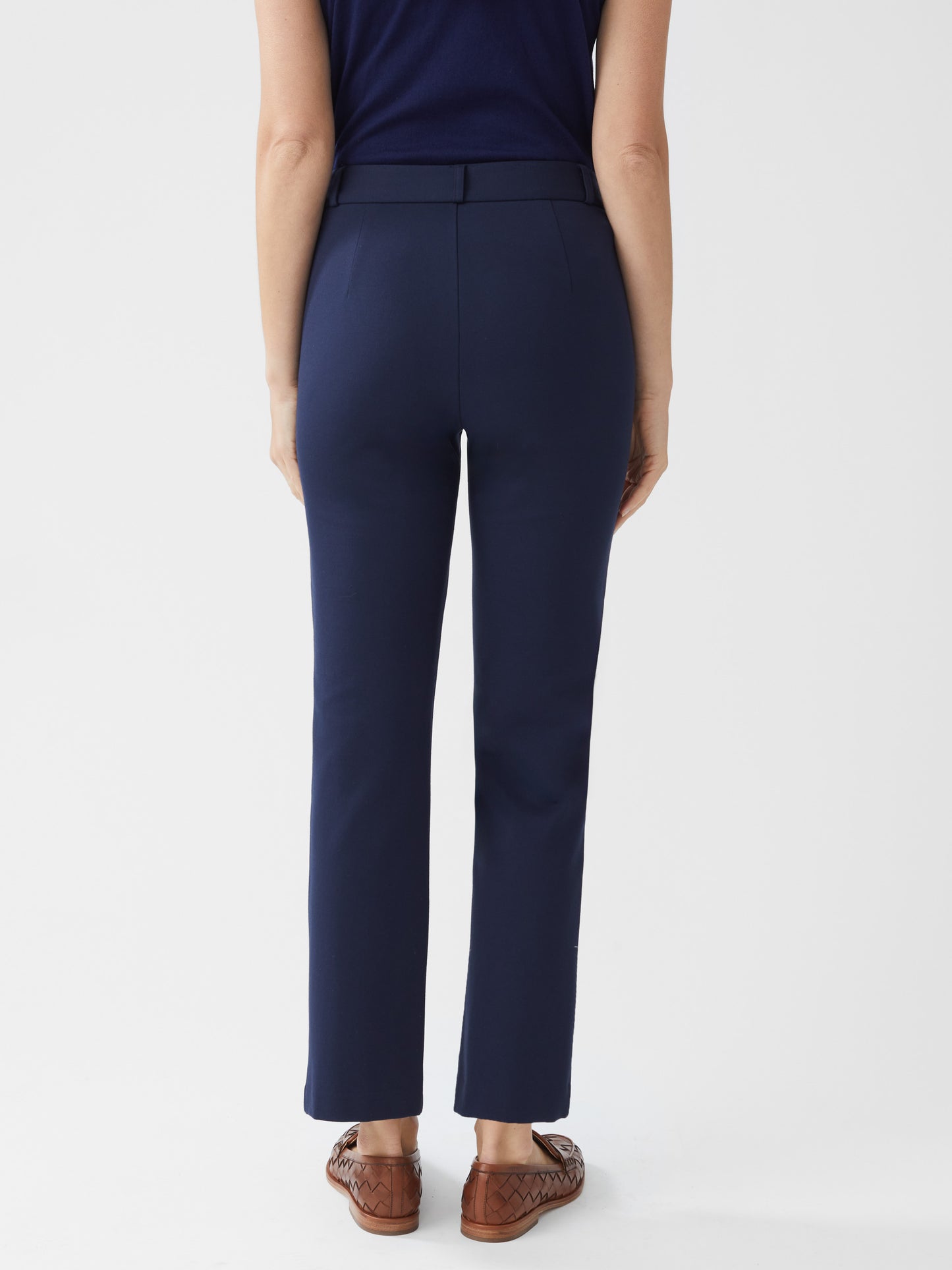 Model wearing J.McLaughlin Deanne pants in winter navy made with bainbridge fabric.
