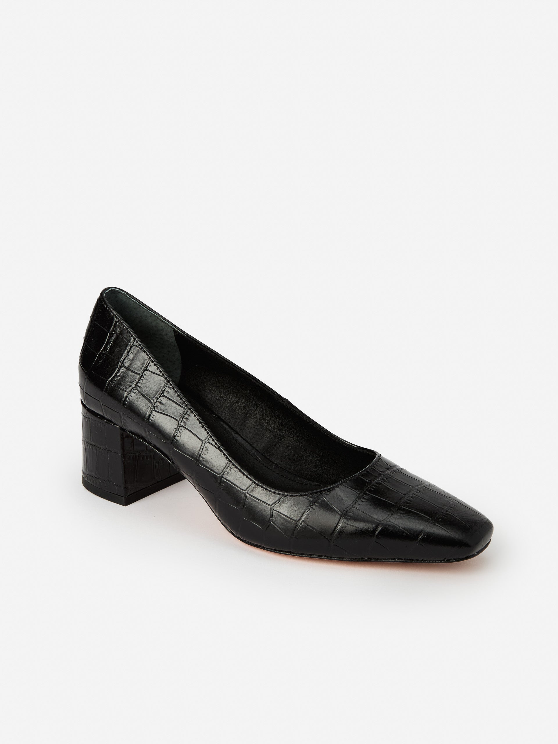 J.McLaughlin Feodora shoes in black made with leather. 