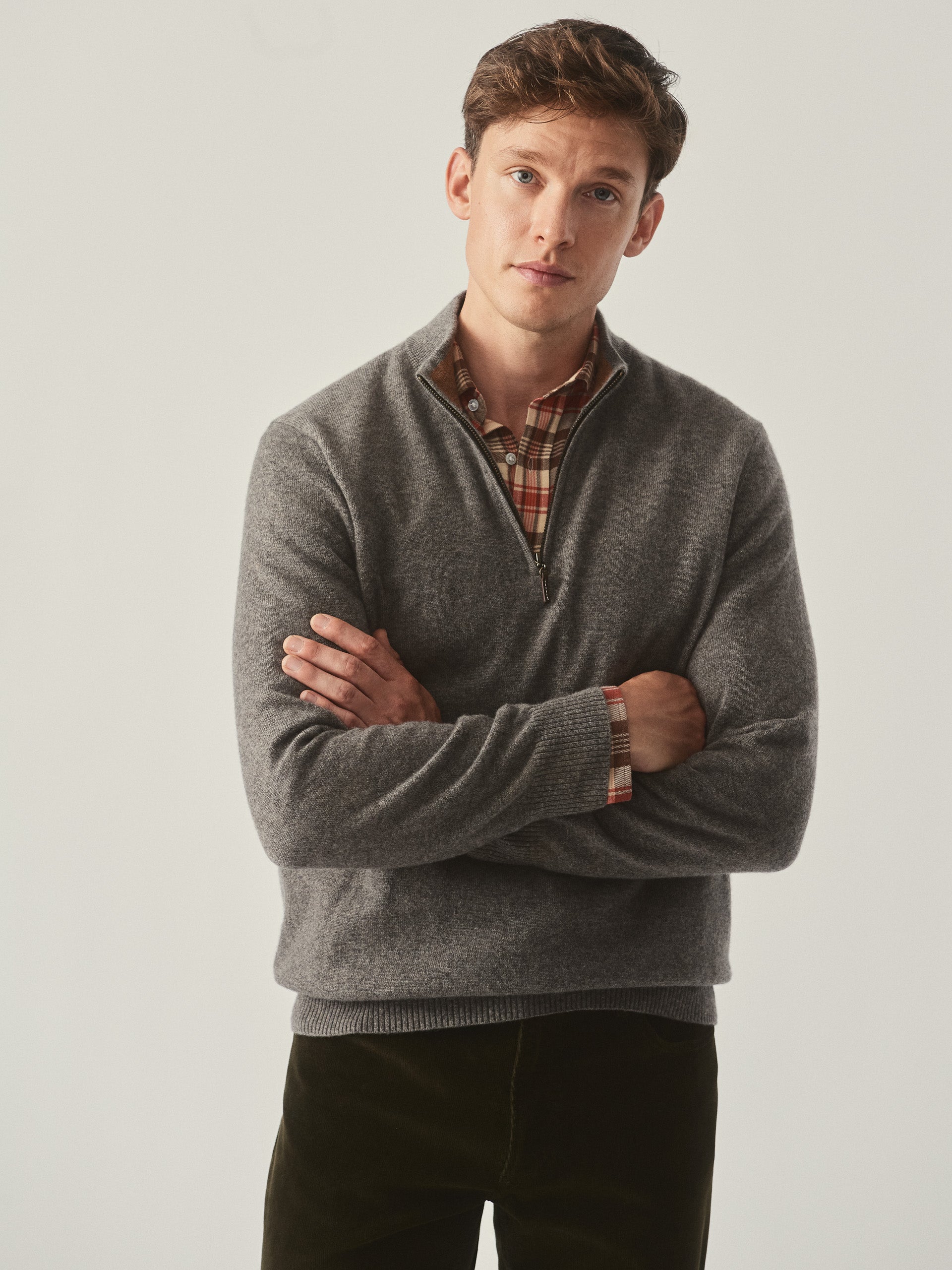 Model wearing J.McLaughlin Henry sweater in pewter made with cashmere.