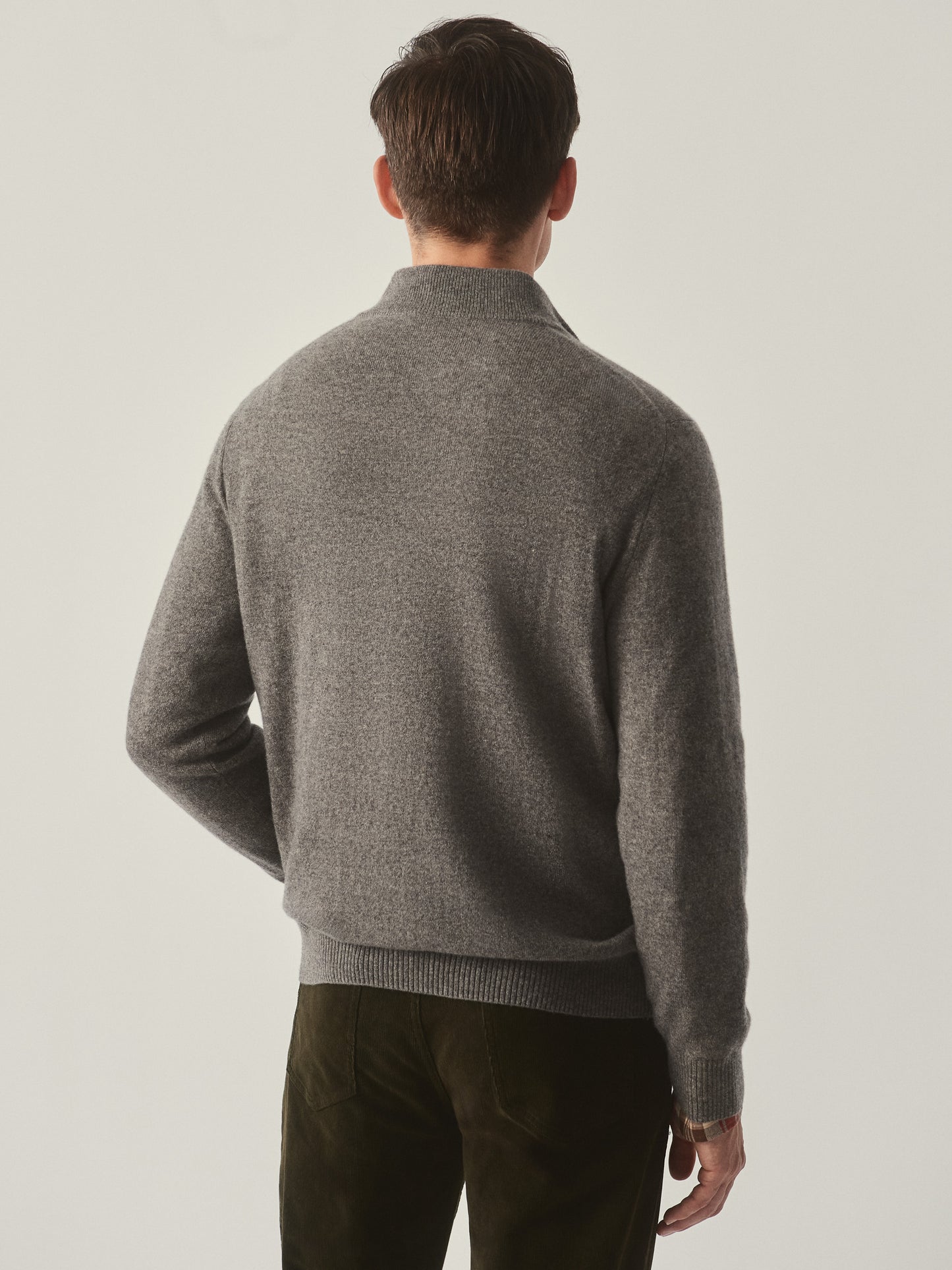 Model wearing J.McLaughlin Henry sweater in pewter made with cashmere.