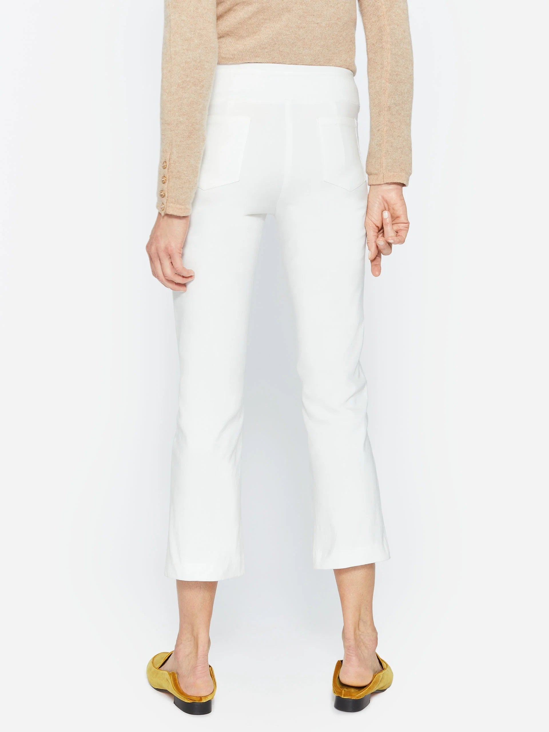 Model wearing J.McLaughlin Ivy pants in white made with Amelia cloth.