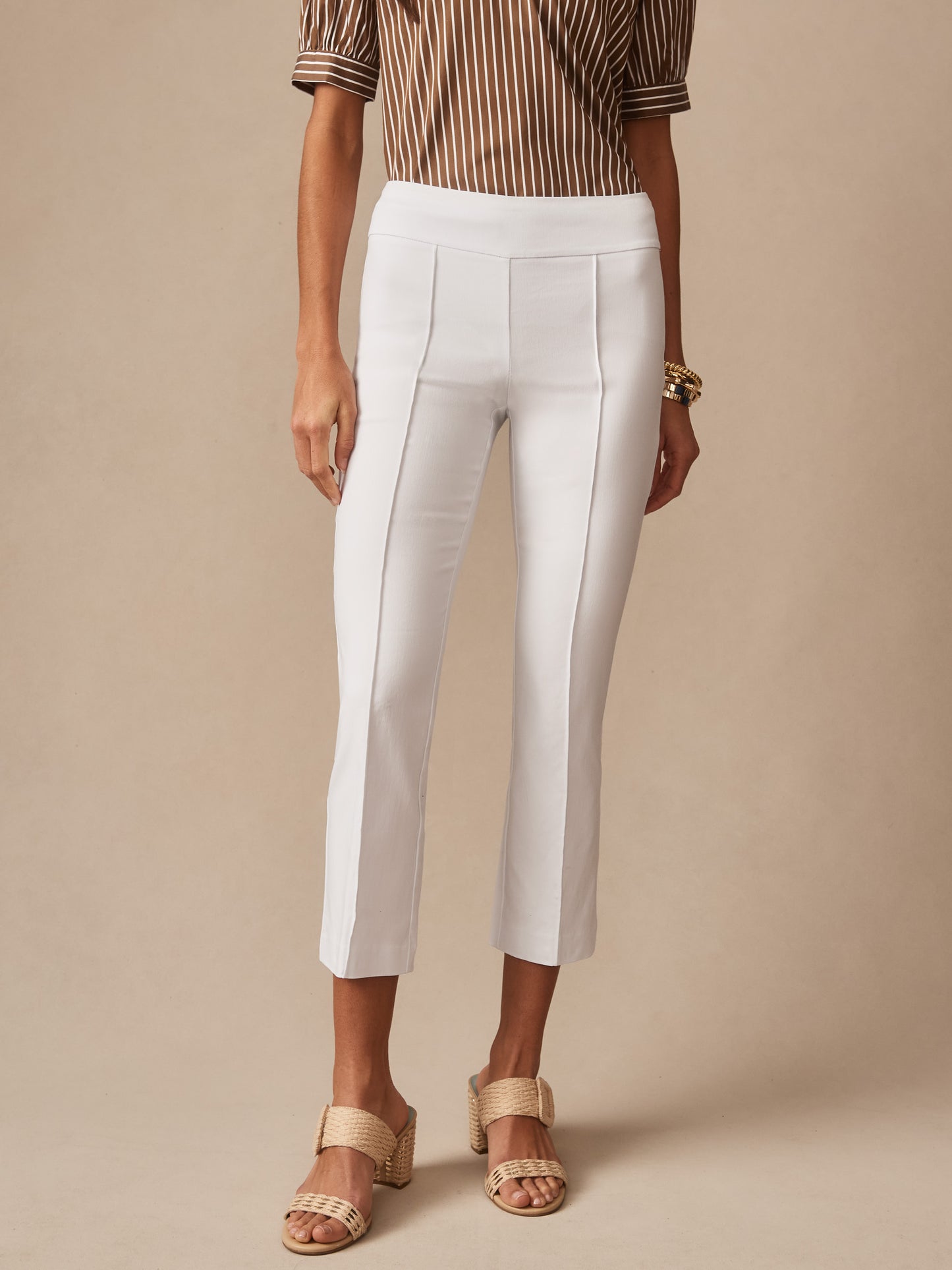 Model wearing J.McLaughlin Ivy pants in white made with Amelia cloth.