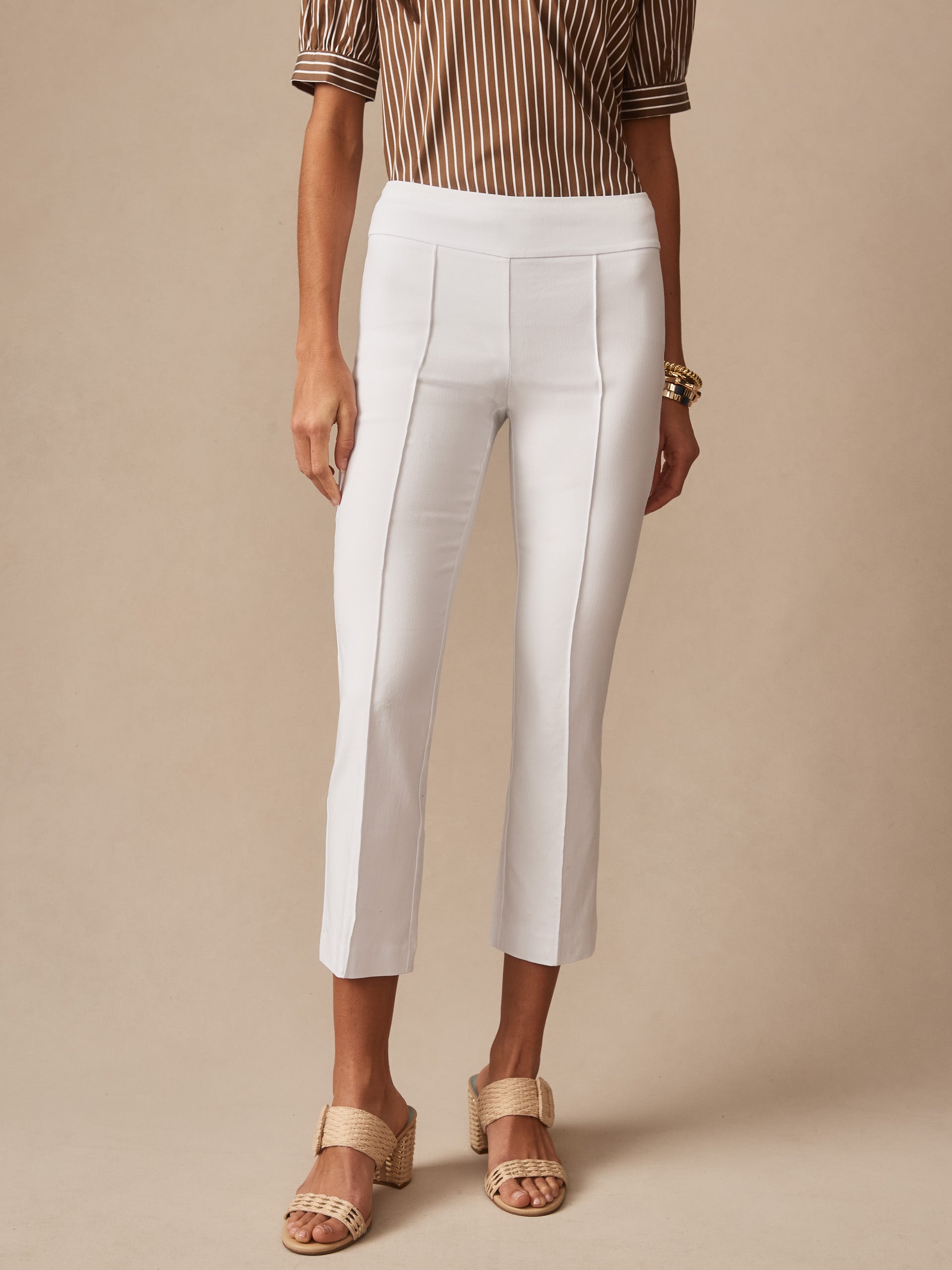 Model wearing J.McLaughlin Ivy pants in white made with Amelia cloth.