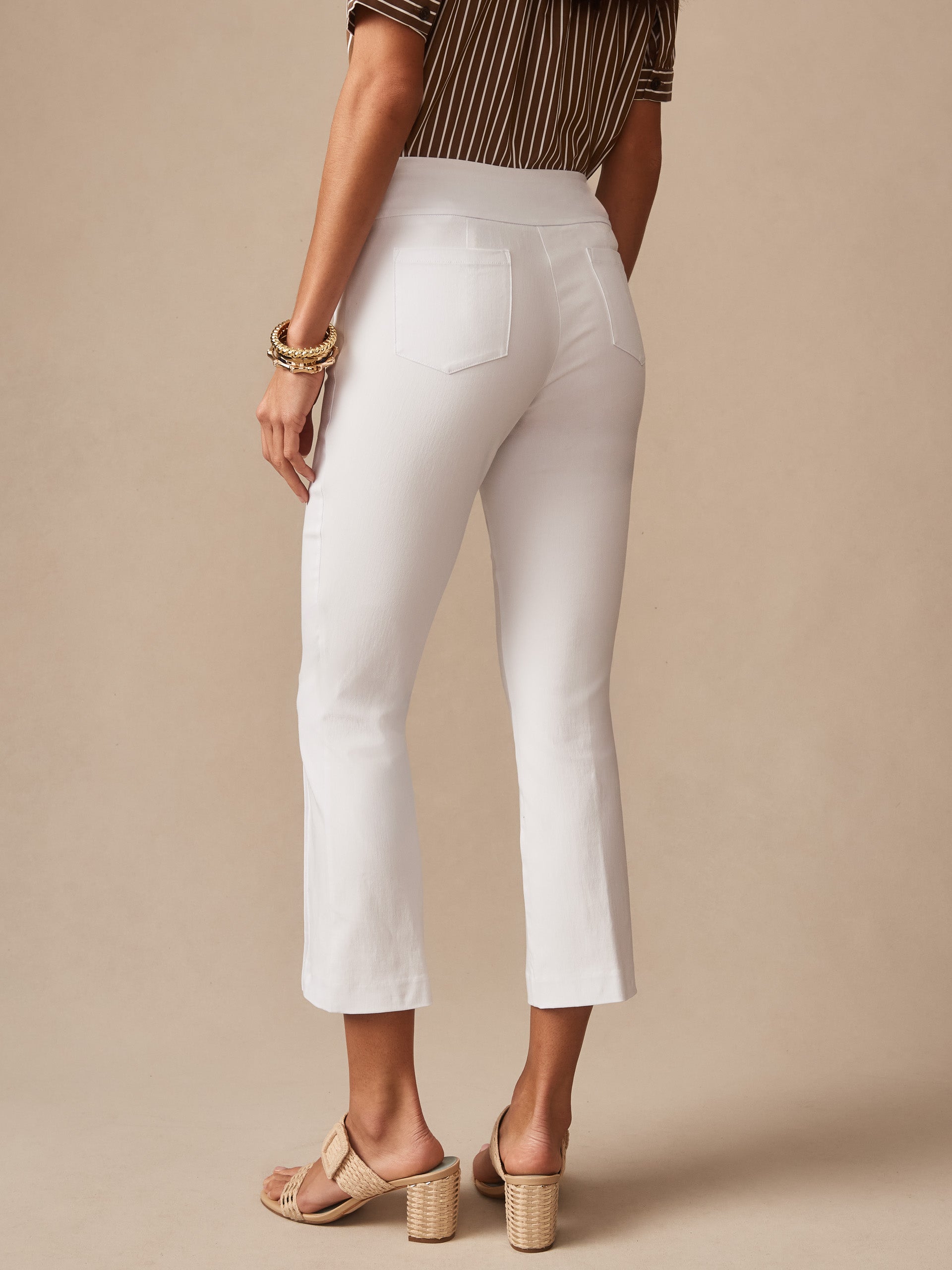 Model wearing J.McLaughlin Ivy pants in white made with Amelia cloth.