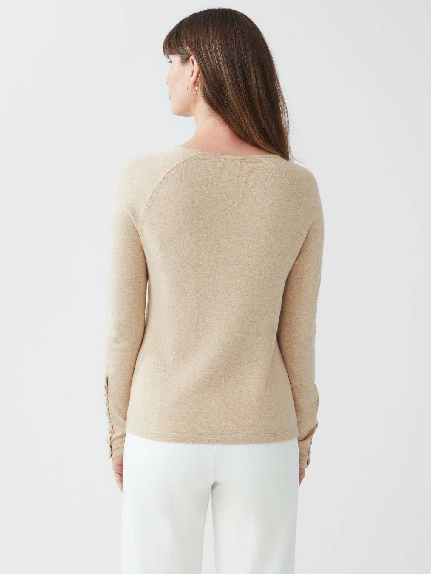 Model wearing J.McLaughlin Jamey sweater in heather oatmeal made with cotton.