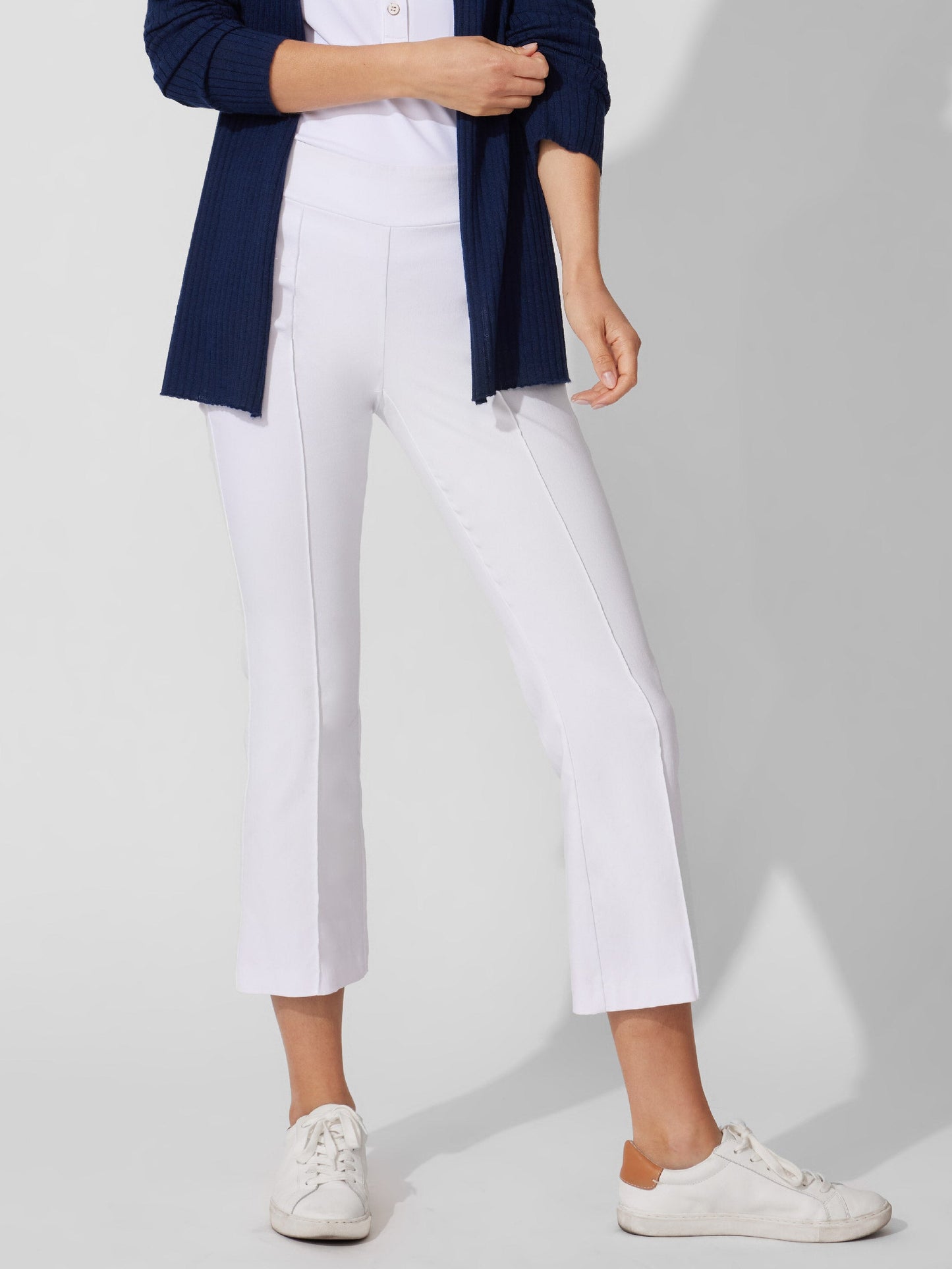 Model wearing J.McLaughlin Ivy pants in white made with Amelia cloth.