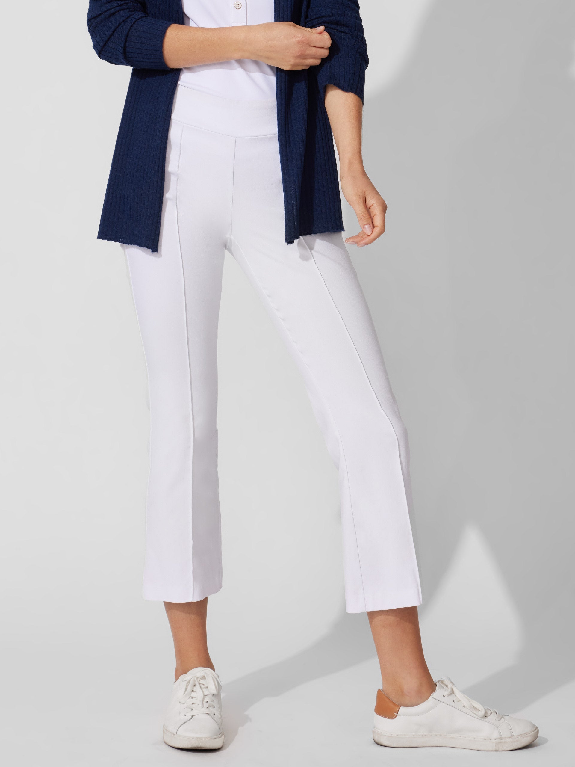 Model wearing J.McLaughlin Ivy pants in white made with Amelia cloth.