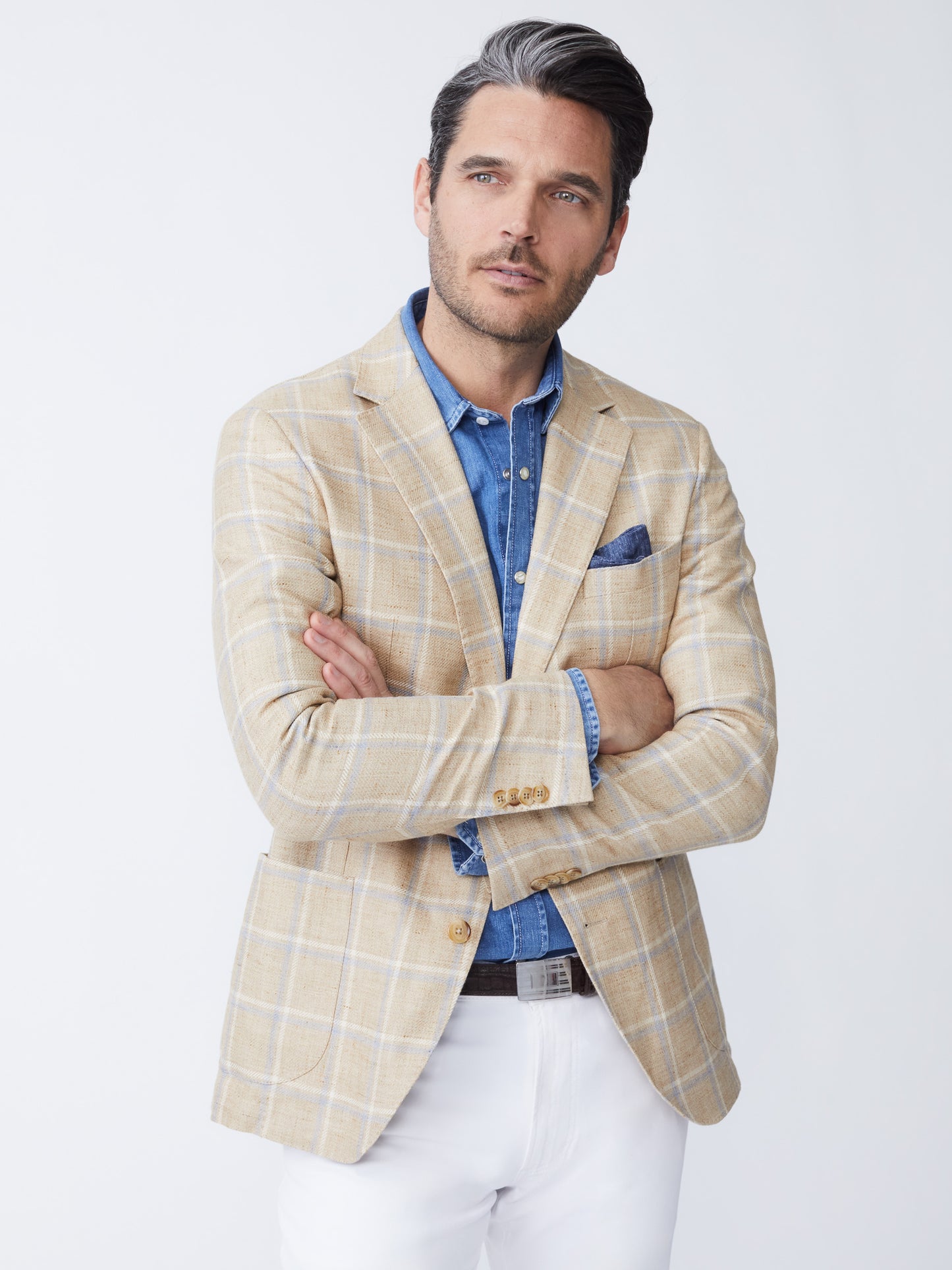 Model wearing J.McLaughlin Lisbon blazer in white/tan/blue made with linen.
