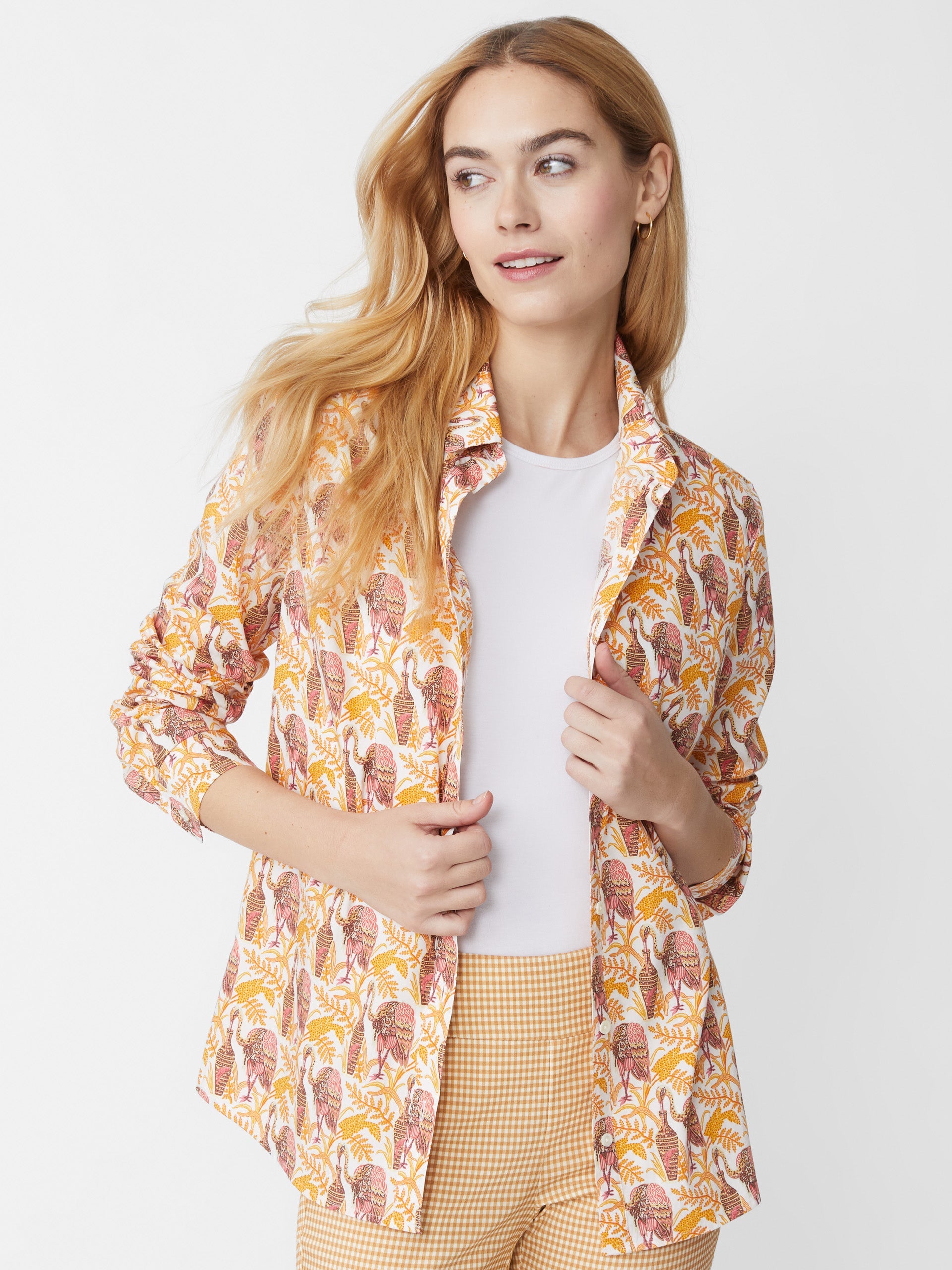 Model wearing J.McLaughlin Lois shirt in off white/coral made with cotton.