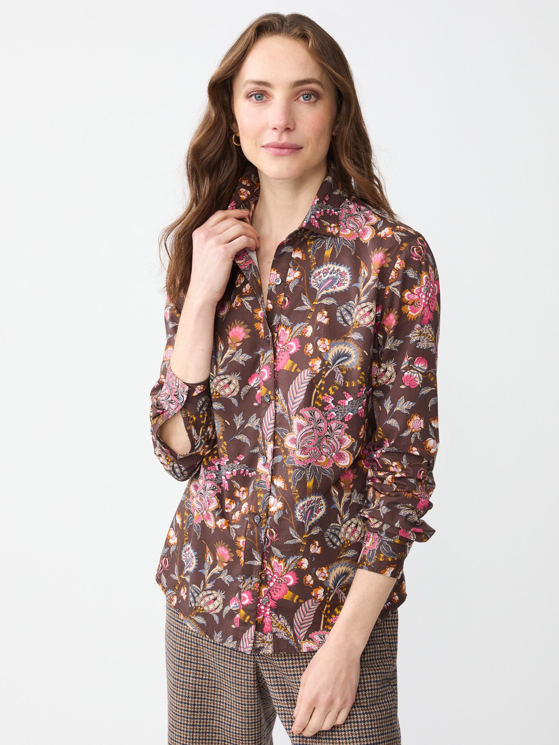 Model wearing J.McLaughlin Lois shirt in brown/multi made with cotton.