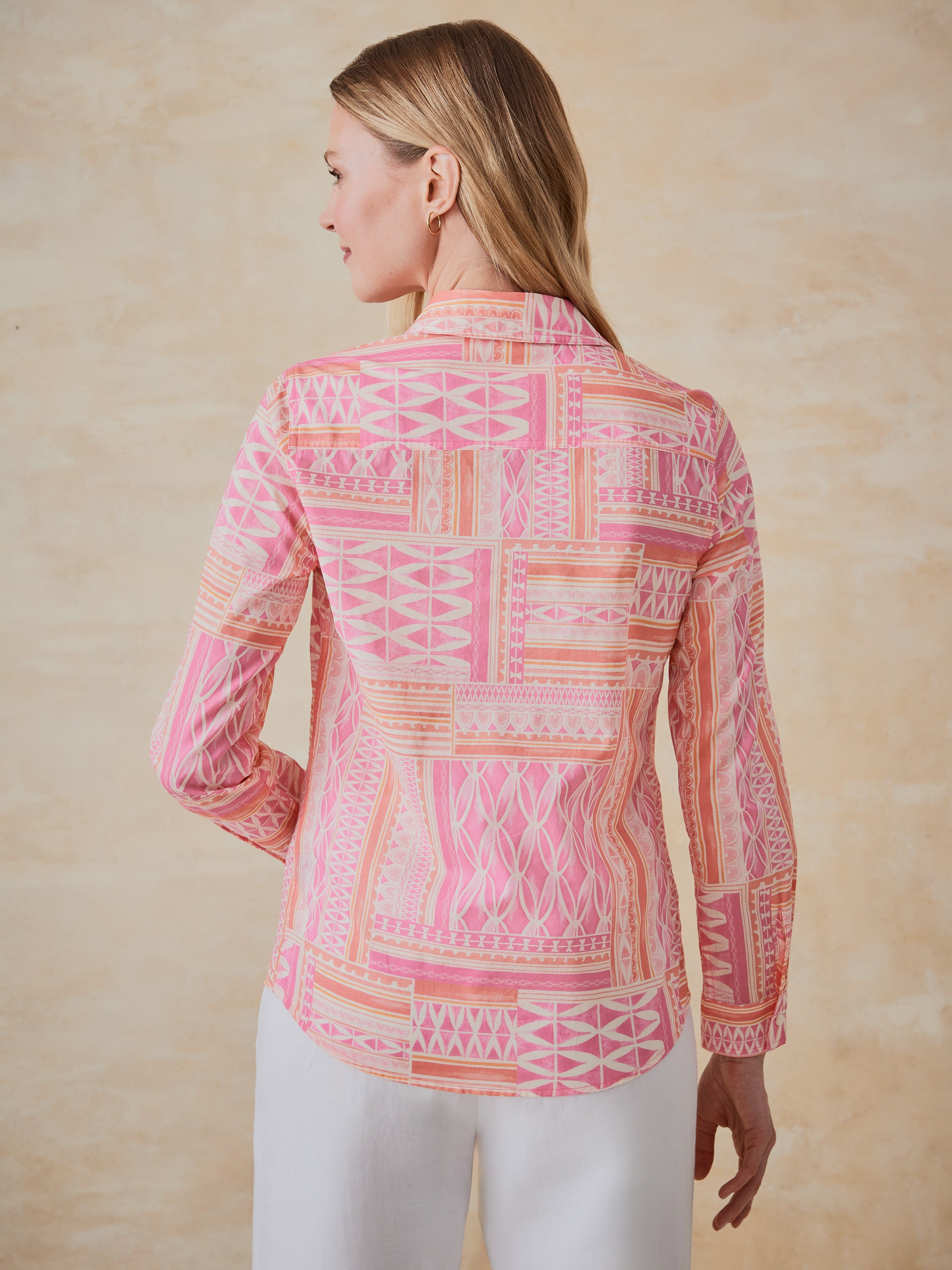 J.McLaughlin Lois shirt in pink/coral made with cotton. 