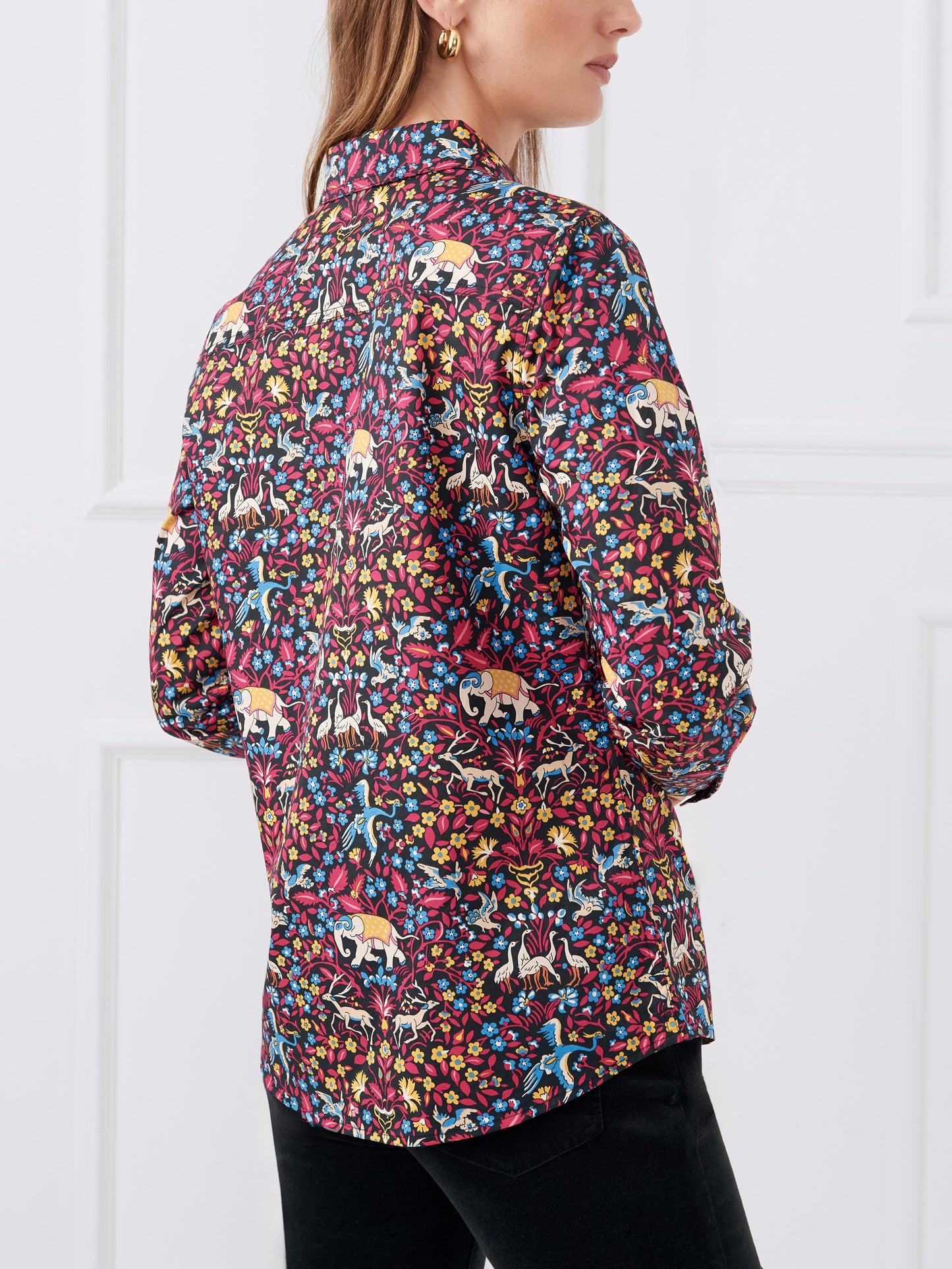 J.McLaughlin Lois shirt in black/red/blue made with cotton. 