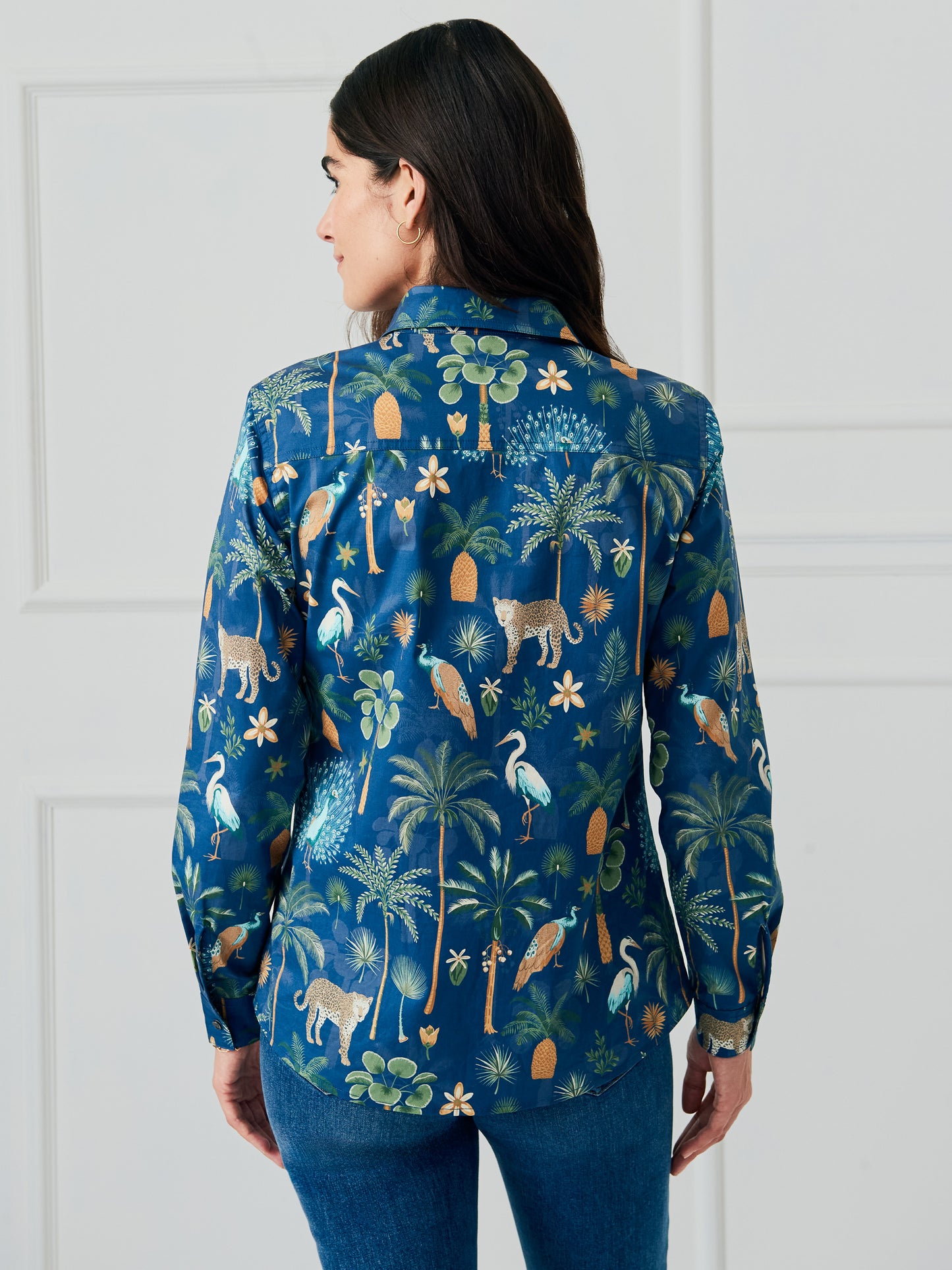 J.McLaughlin Lois shirt in navy/multi made with cotton. 