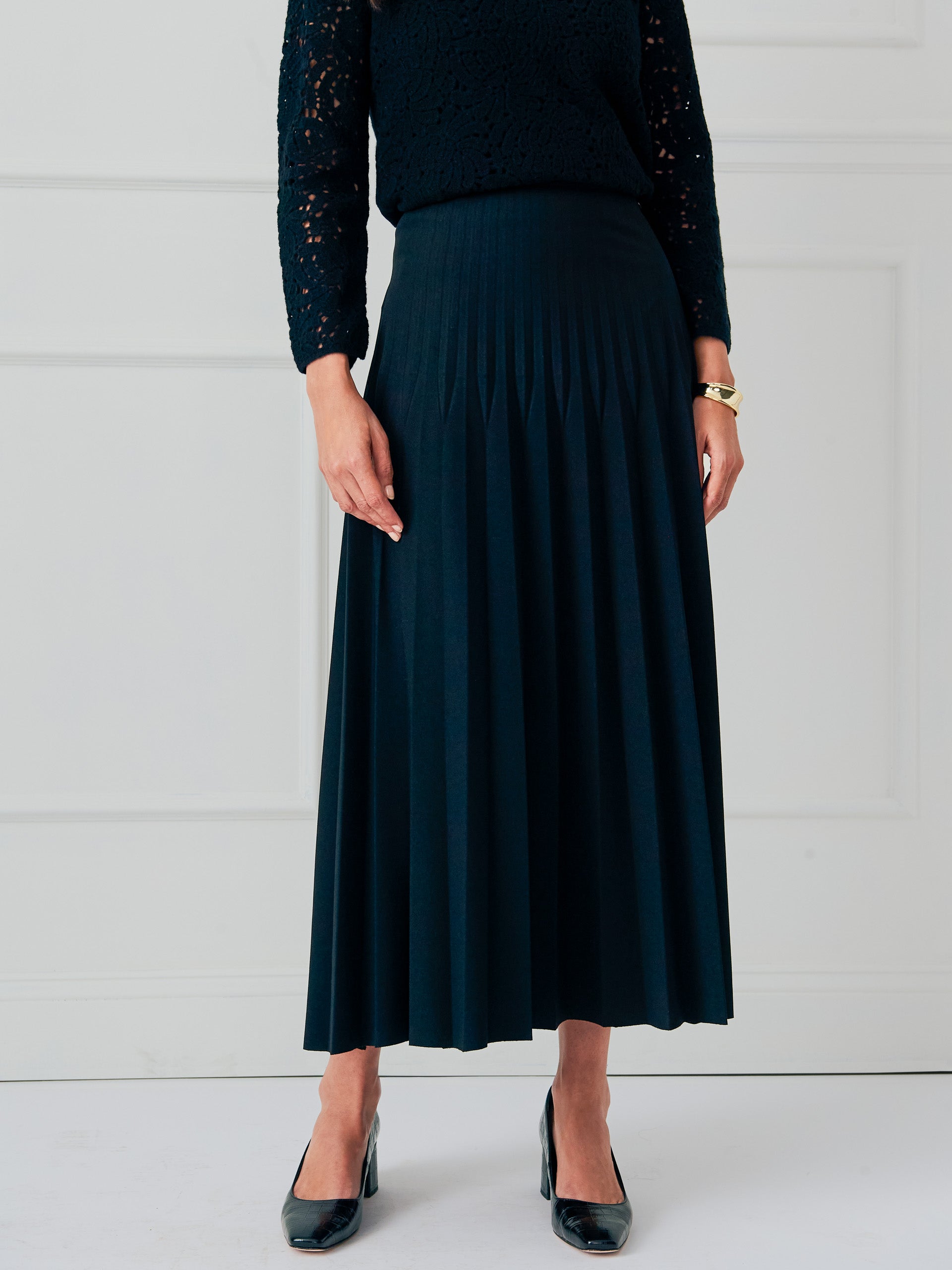 J.McLaughlin Lorena skirt in black made with polyester. 