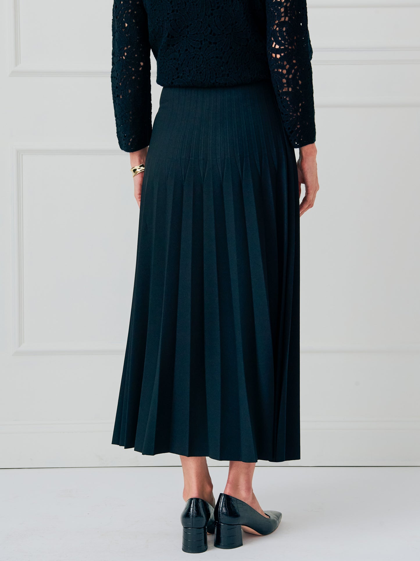 J.McLaughlin Lorena skirt in black made with polyester. 