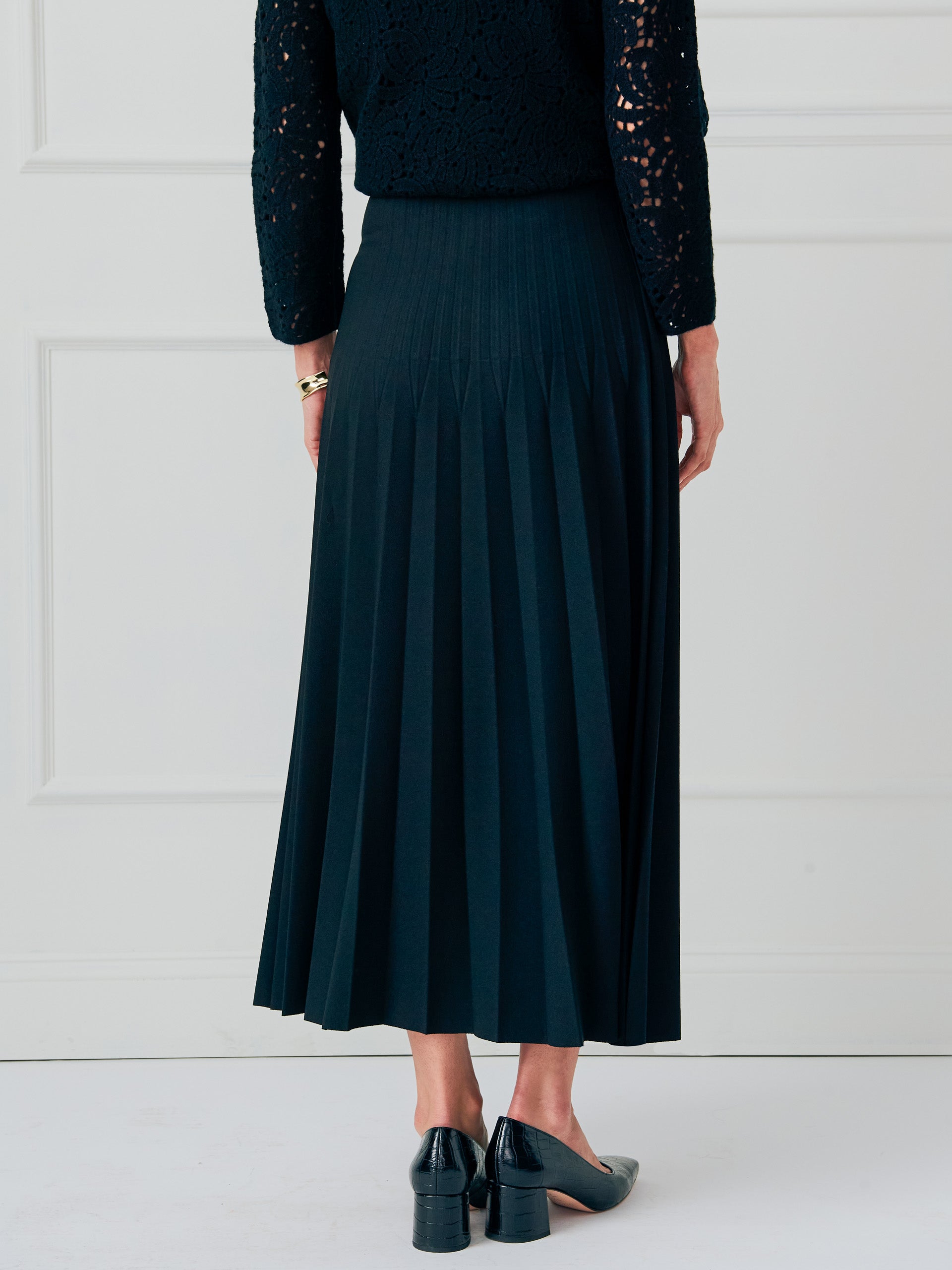 J.McLaughlin Lorena skirt in black made with polyester. 