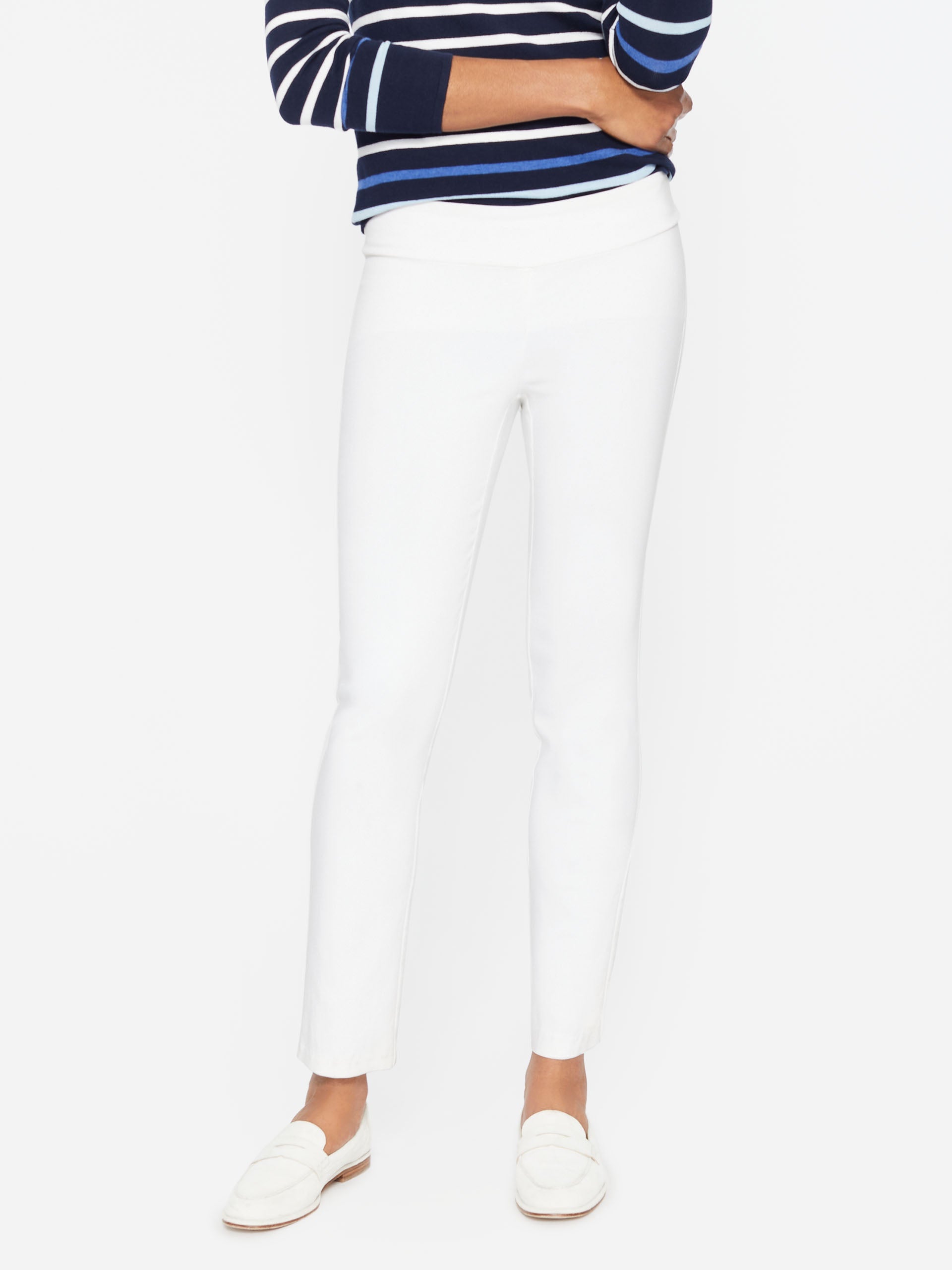 Model wearing J.McLaughlin Masie pants in white made with Amelia cloth.