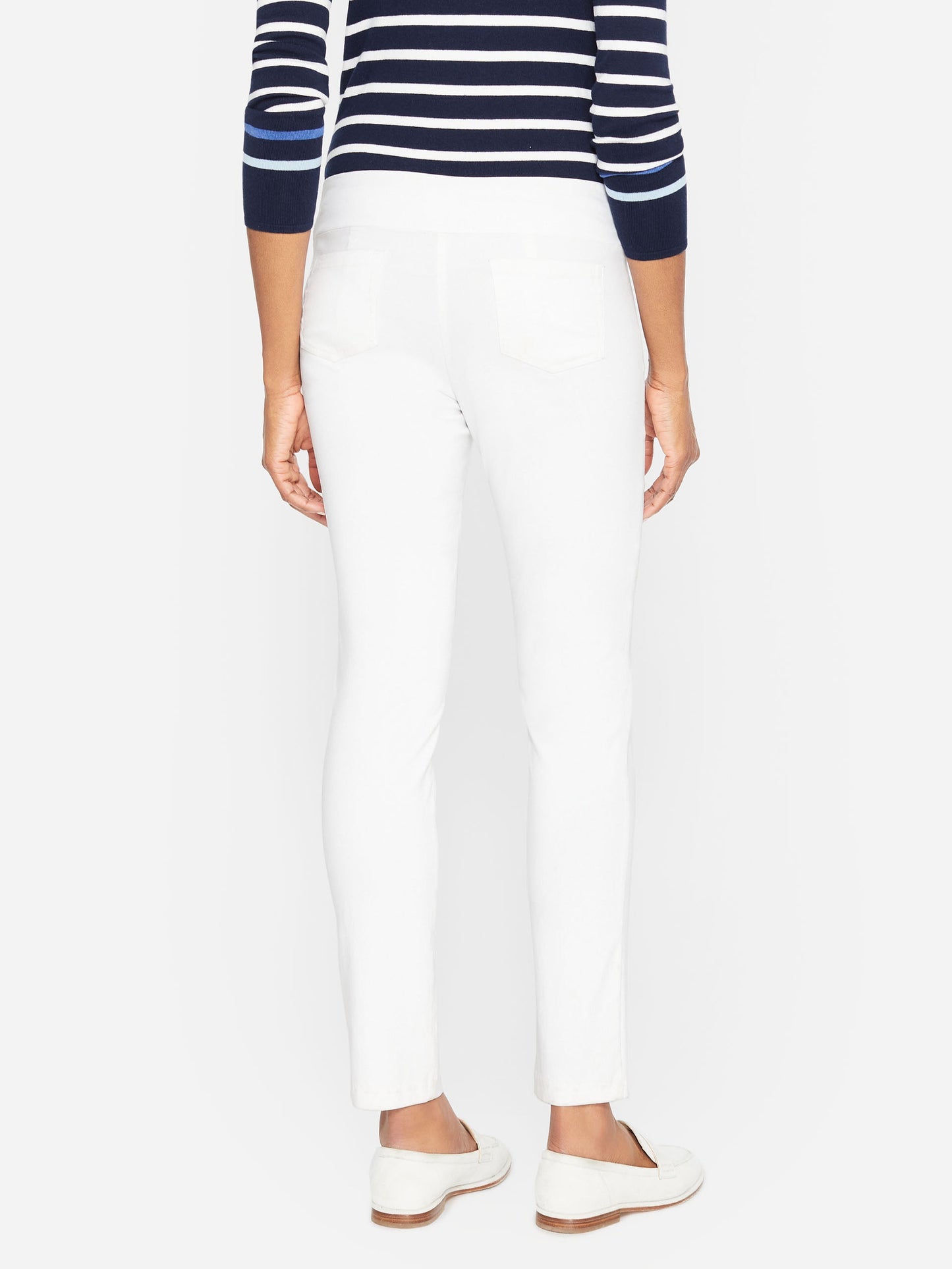 Model wearing J.McLaughlin Masie pants in white made with Amelia cloth.
