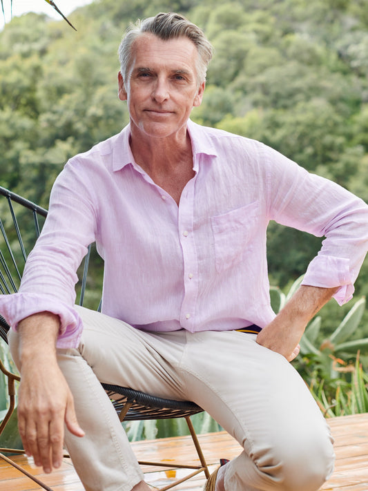 Model wearing J.McLaughlin Gramercy shirt in light pink made with linen.