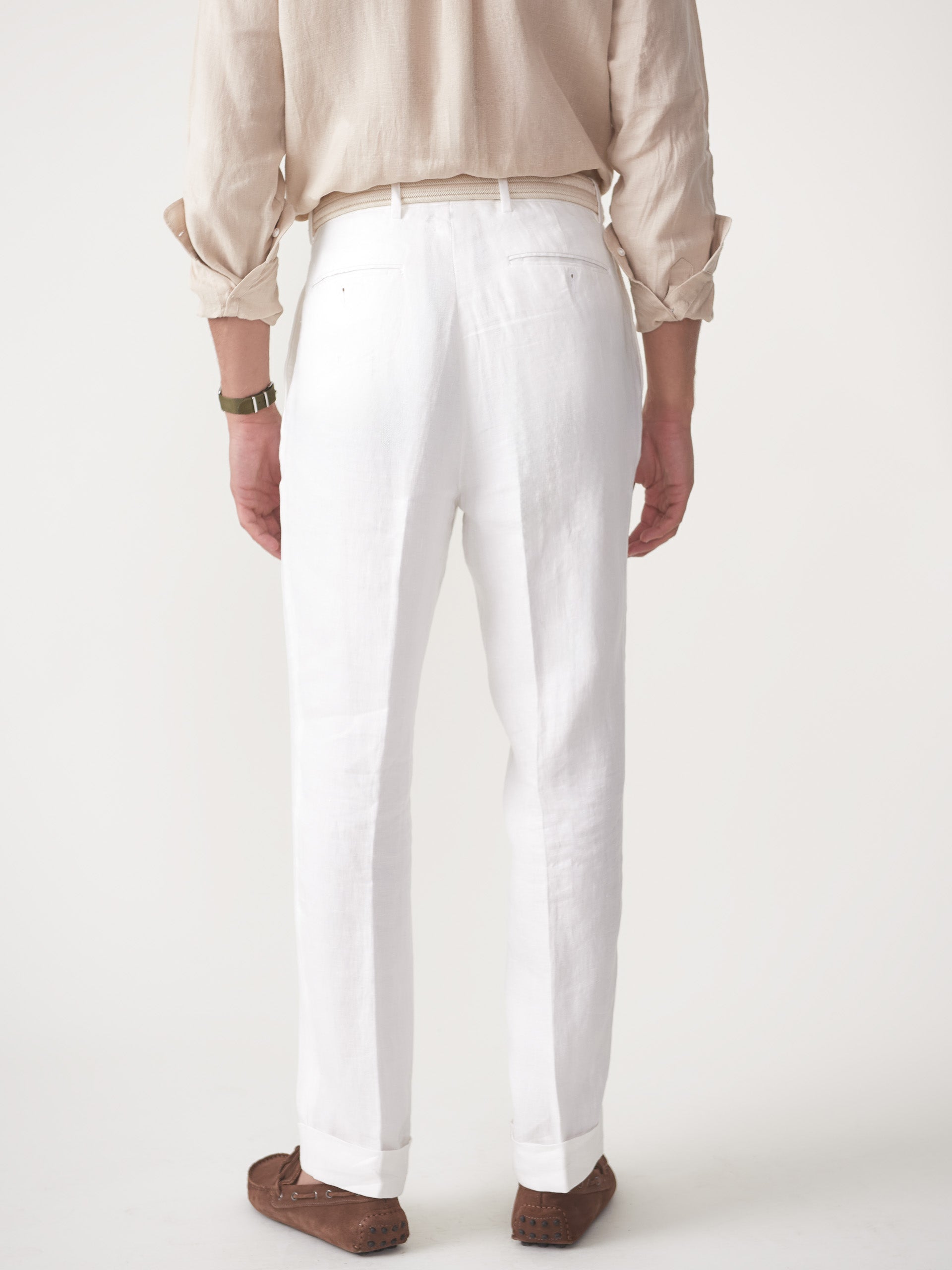 Model wearing J.McLaughlin Oxford pants in white made with herringbone linen.