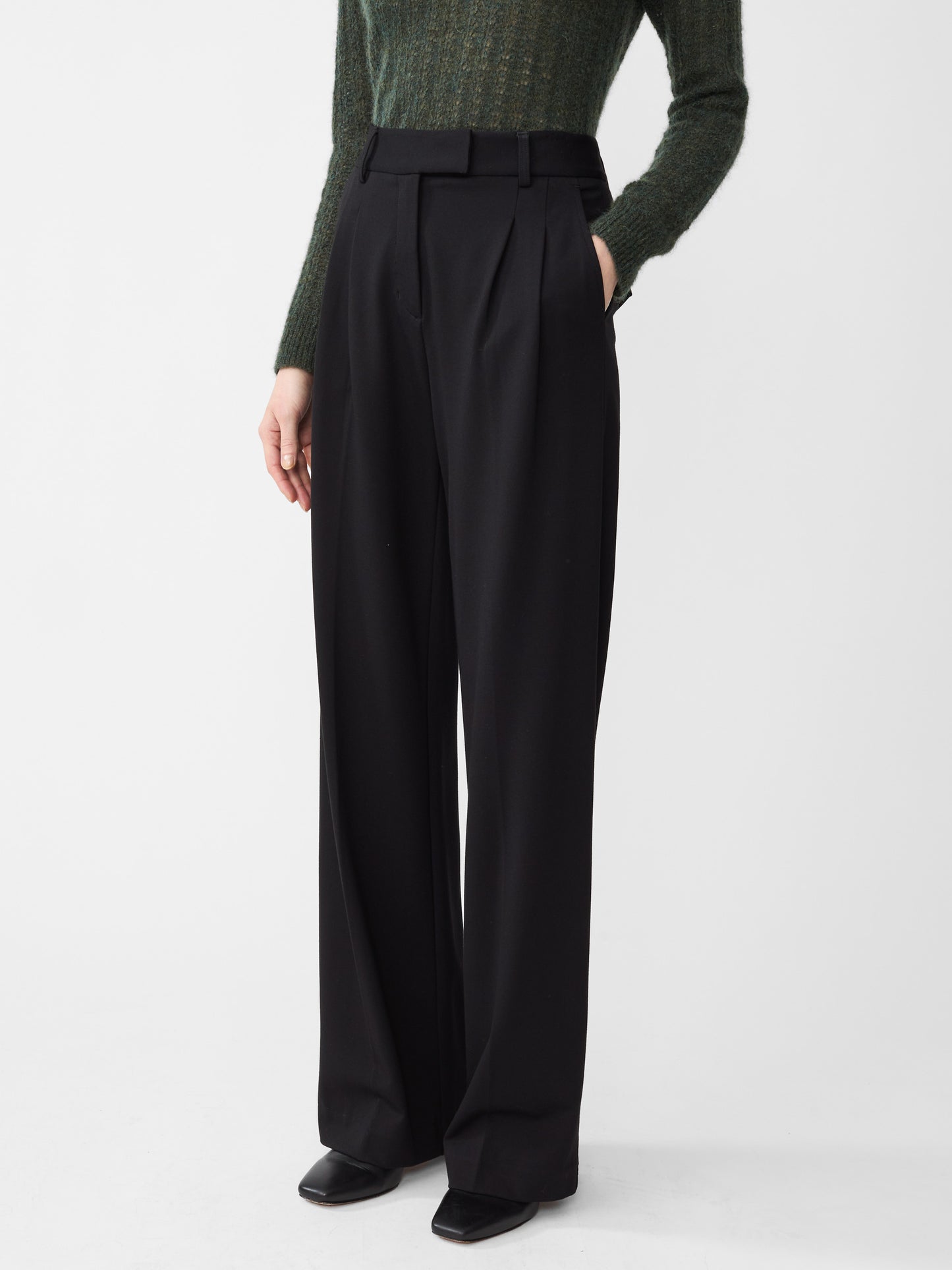 Model wearing J.McLaughlin Newman pants in black made with Bainbridge cloth.