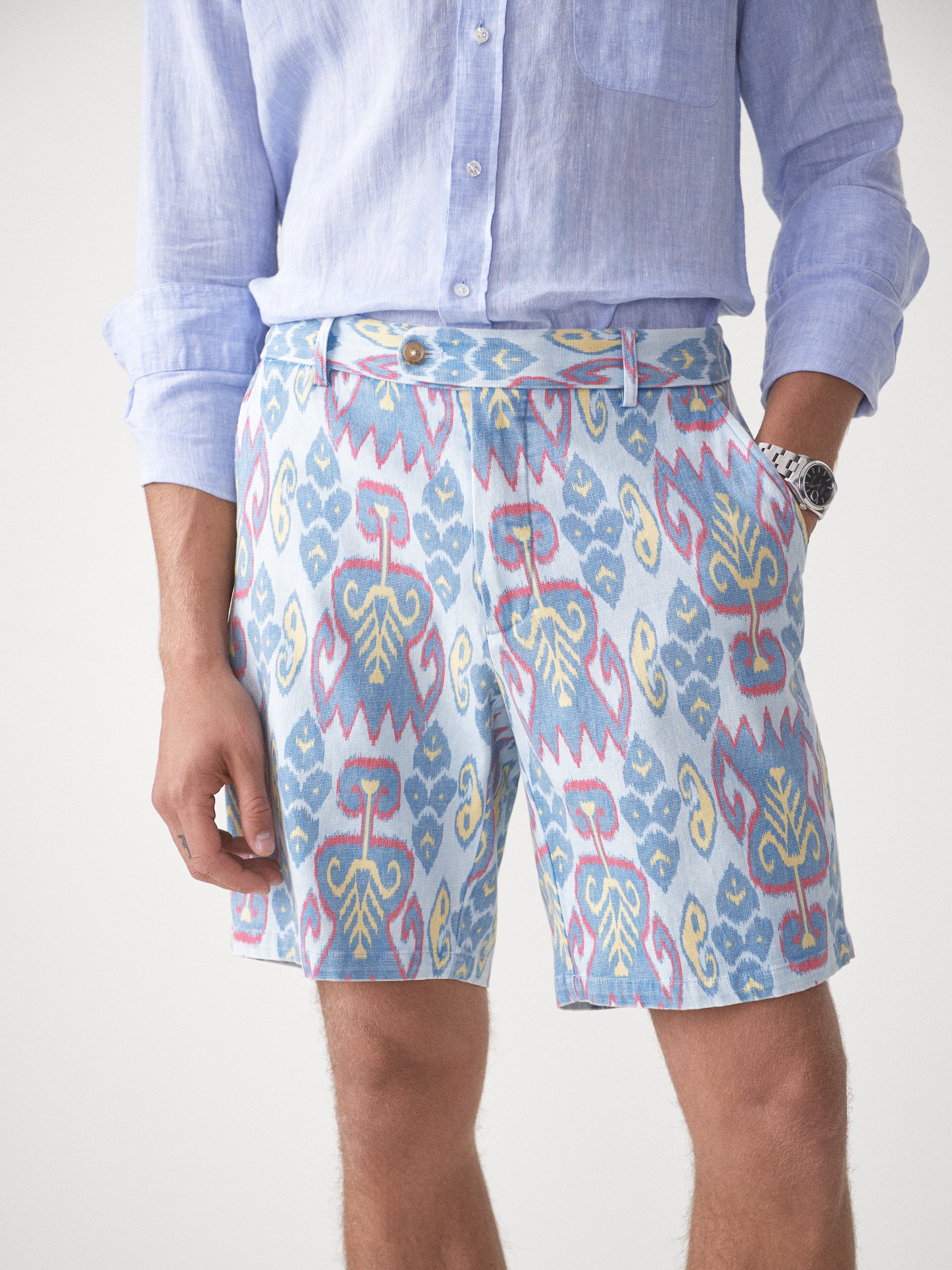 Model wearing J.McLaughlin Oliver shorts in aqua/blue/gold made with cotton.