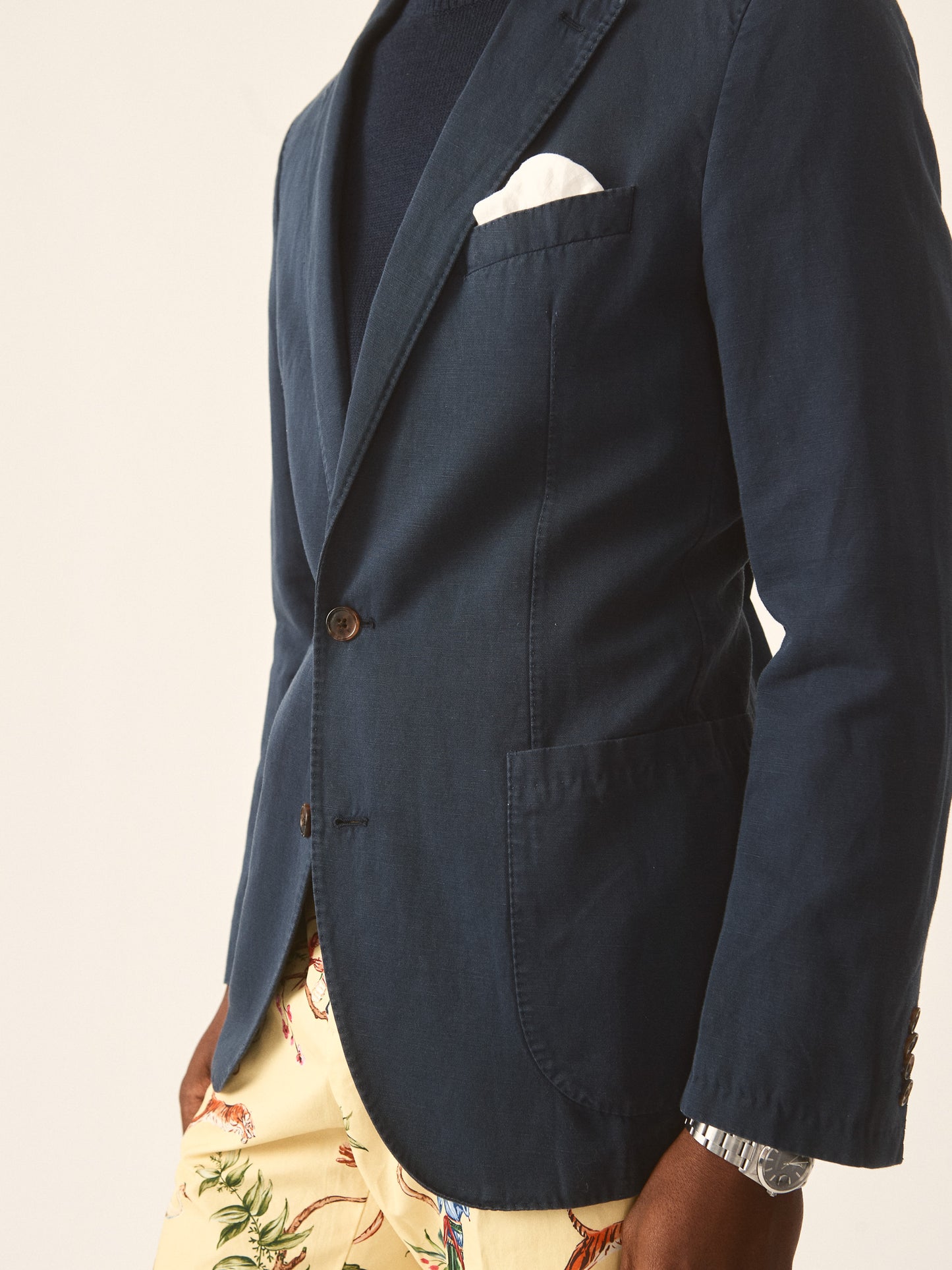 J.McLaughlin Lisbon sport coat in navy made with linen and cotton.