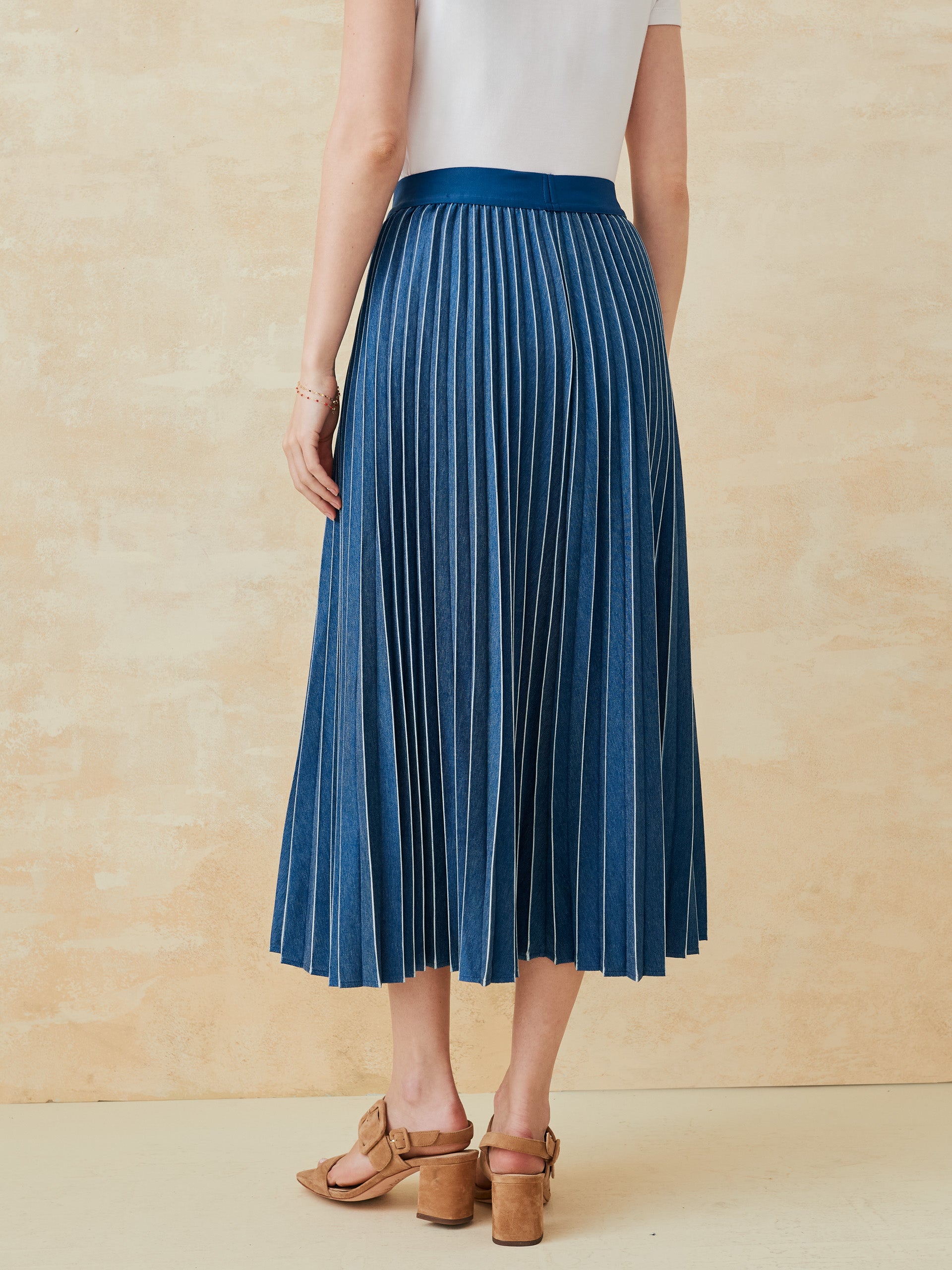 J.McLaughlin Paola skirt in denim made with polyester. 