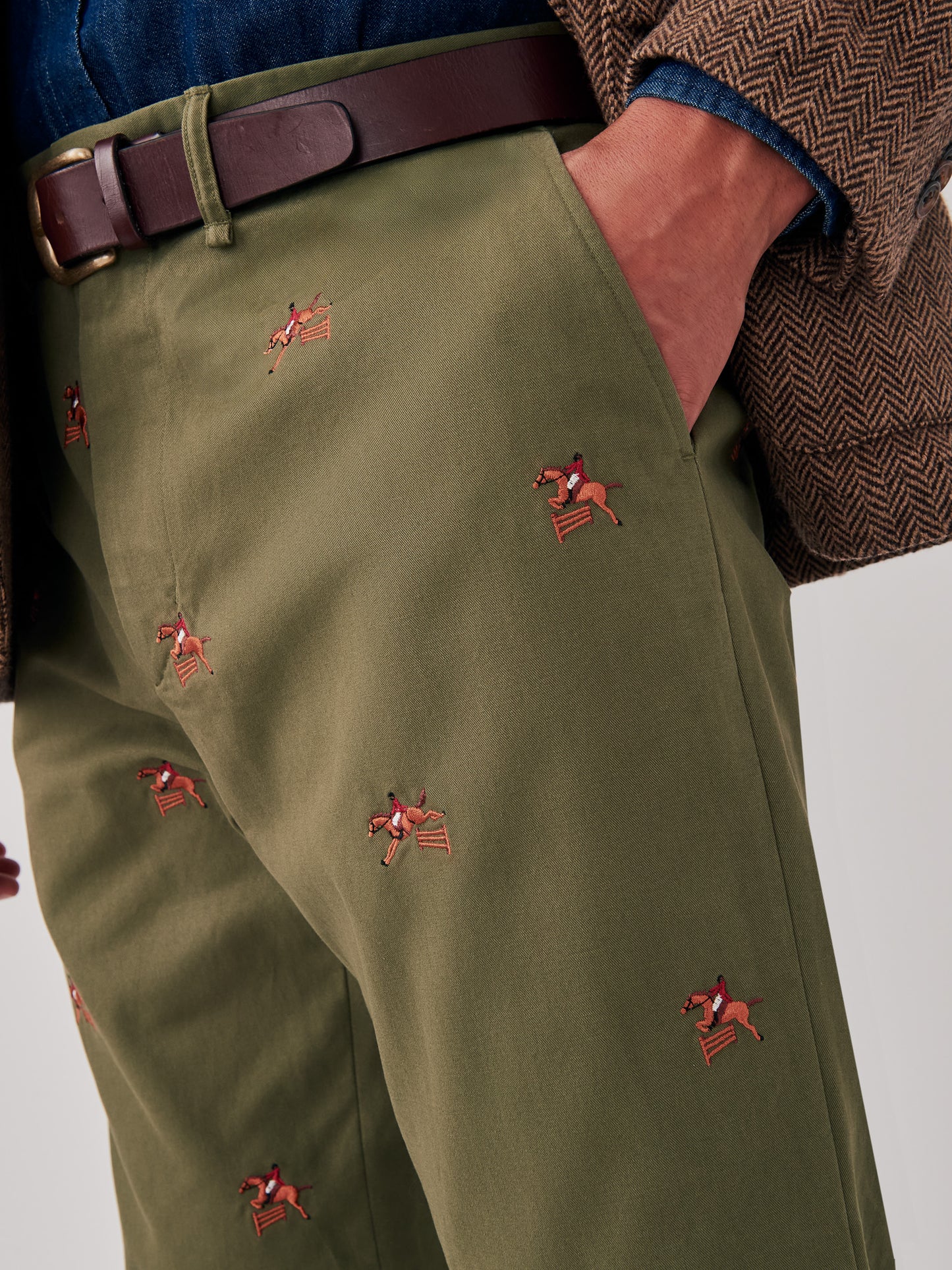 J.McLaughlin Redding chinos in olive made with 100% cotton.