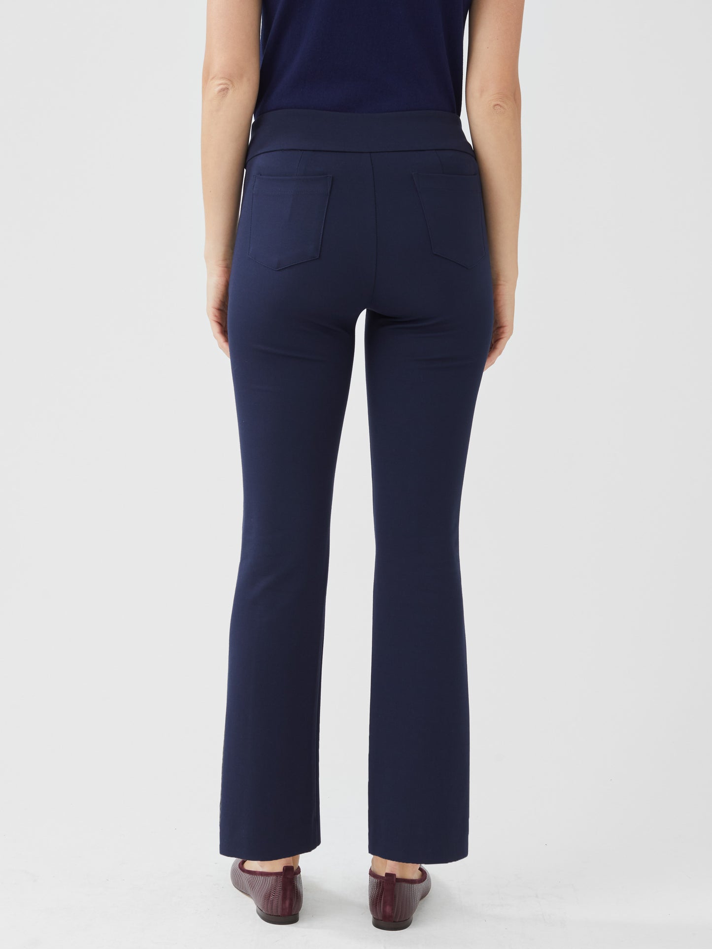 Model wearing J.McLaughlin Rylie pants in winter navy made with Bainbridge fabric.