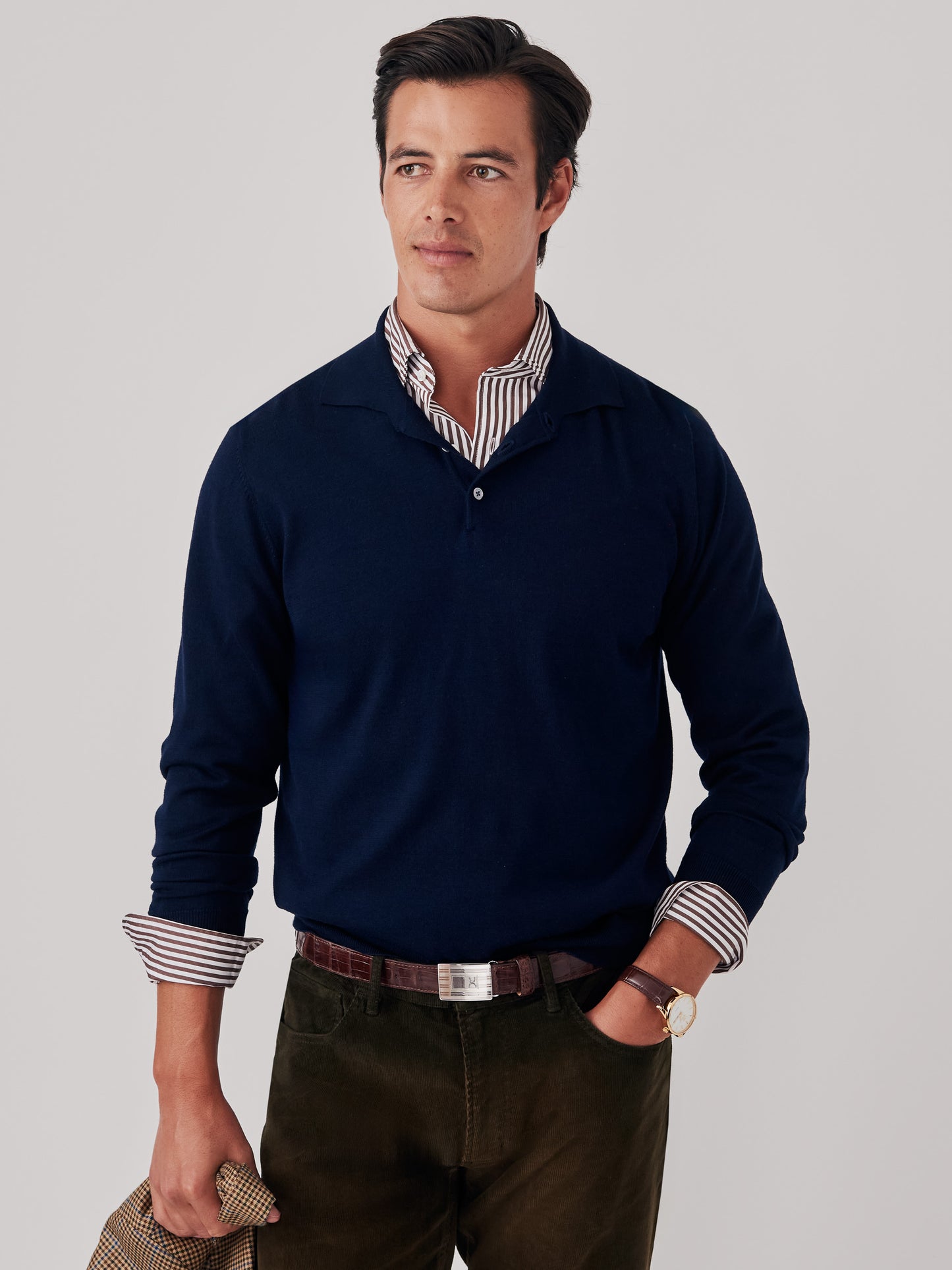 Model wearing J.McLaughlin Savona sweater in dark navy made with wool and silk.