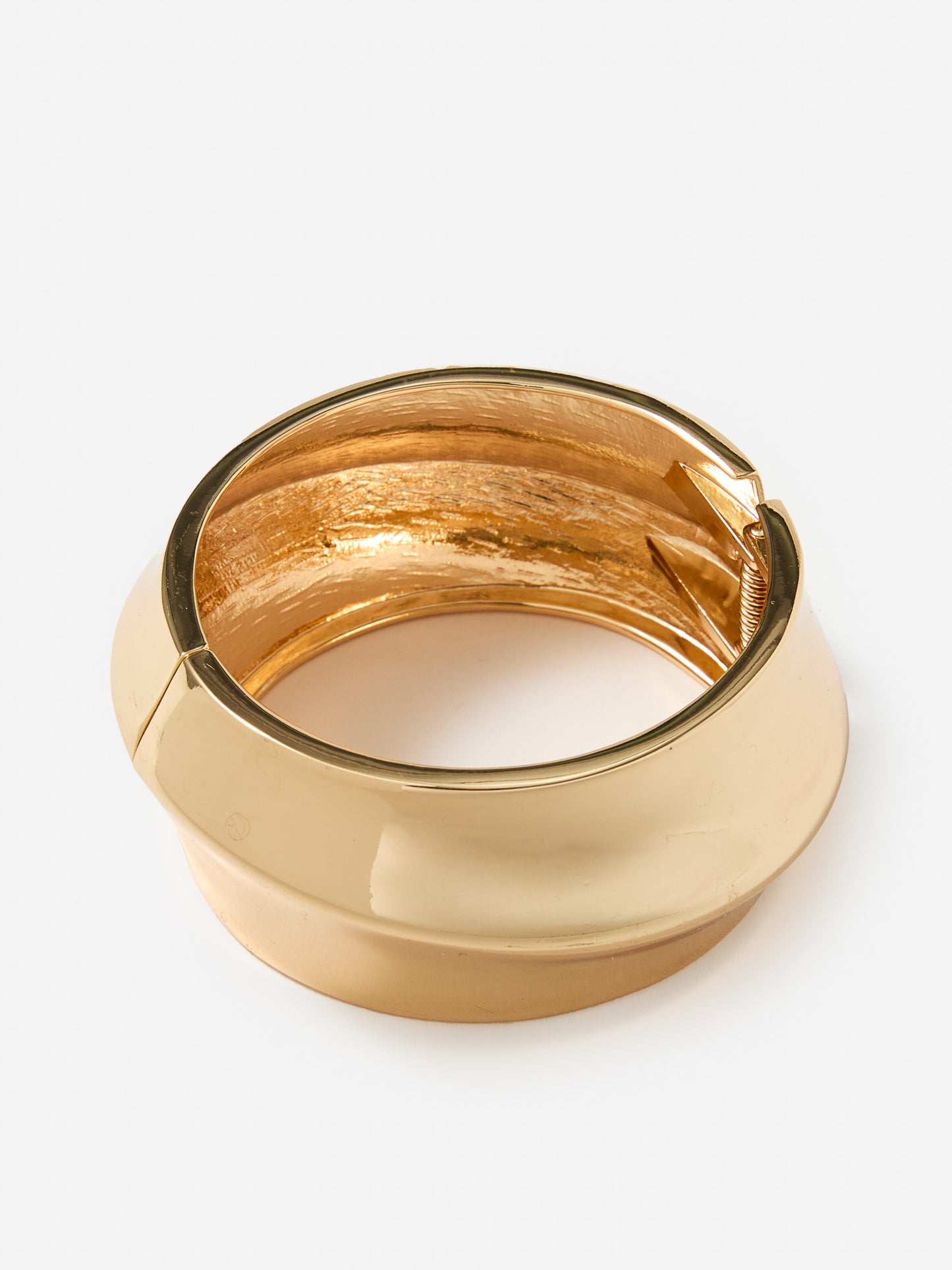 J.mcLaughlin sculptura; bangle in gold made with brass.