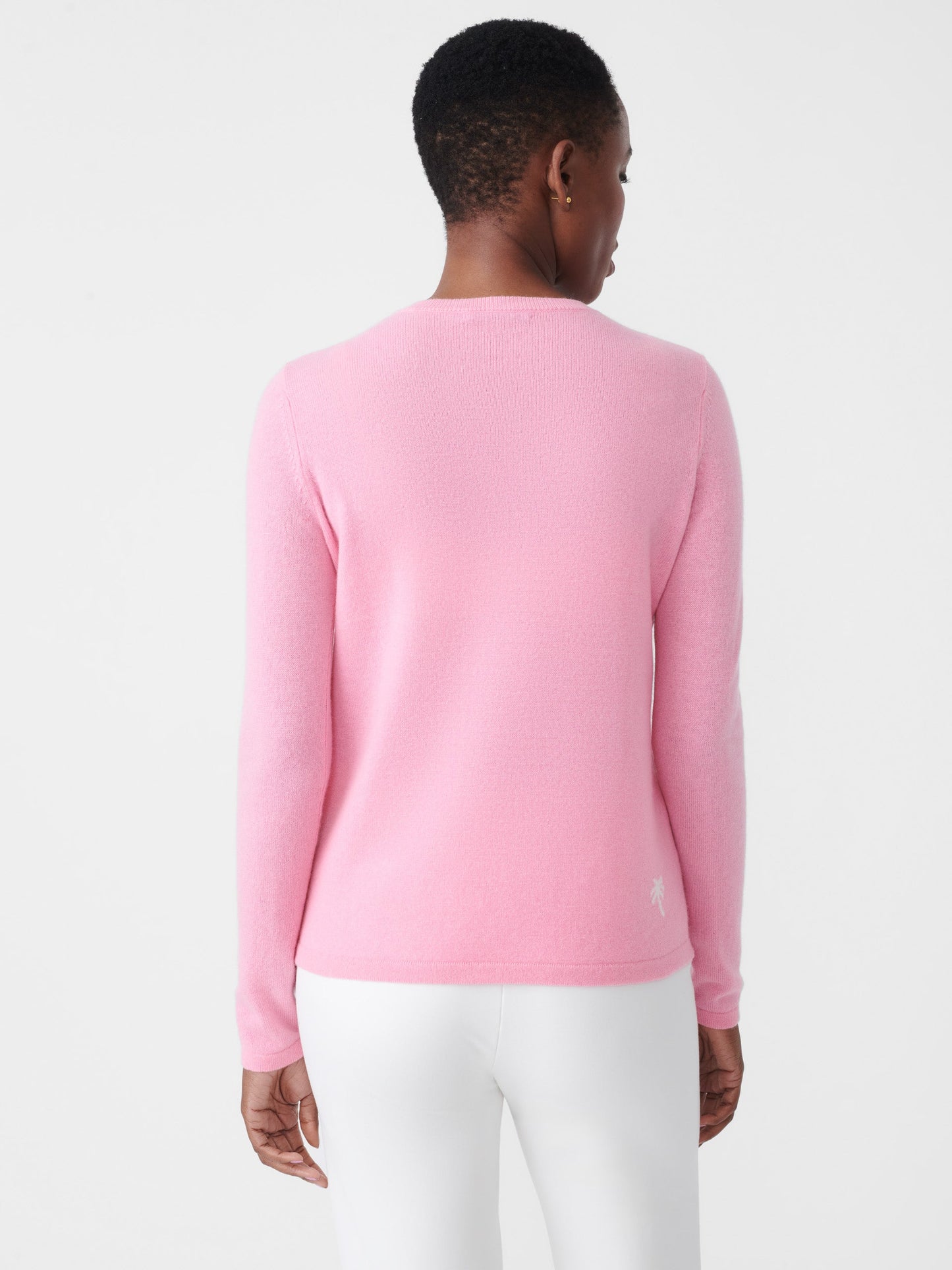 Model wearing J.McLaughlin Shield sweater in pink/white made with cashmere.