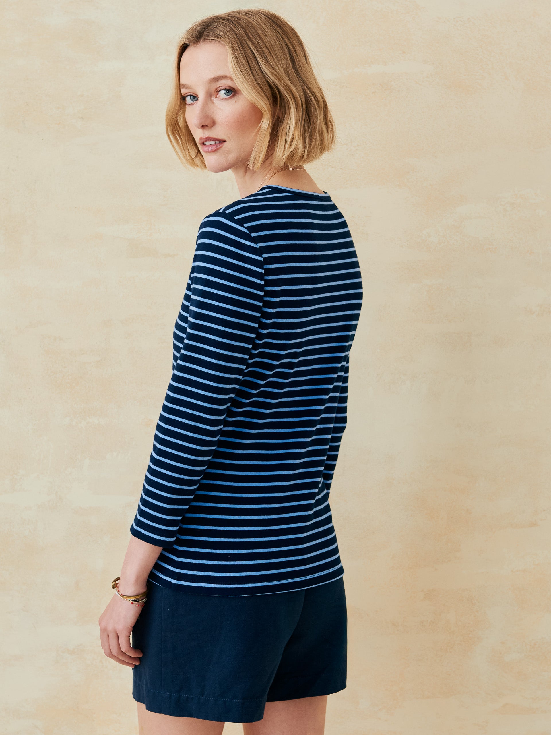 J.McLaughlin Sinclair tee in blue/navy made with cotton. 