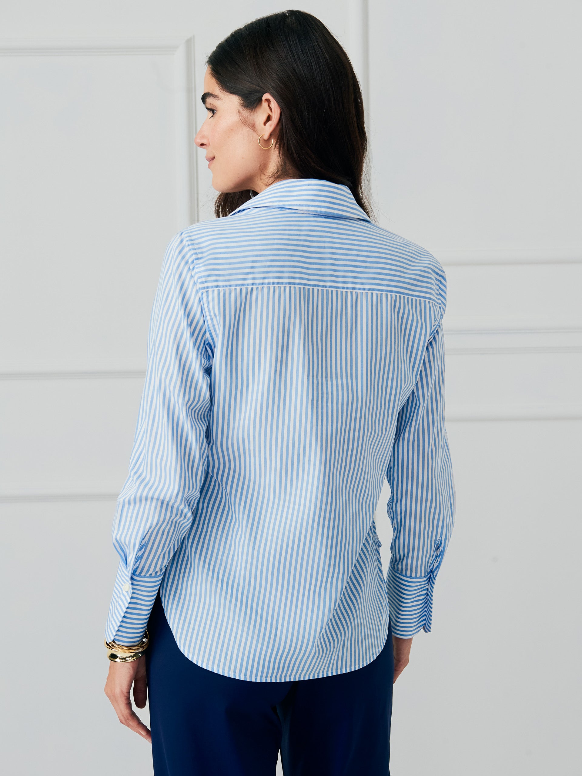 J.McLaughlin Sloane shirt in white/sky blue made with cotton. 