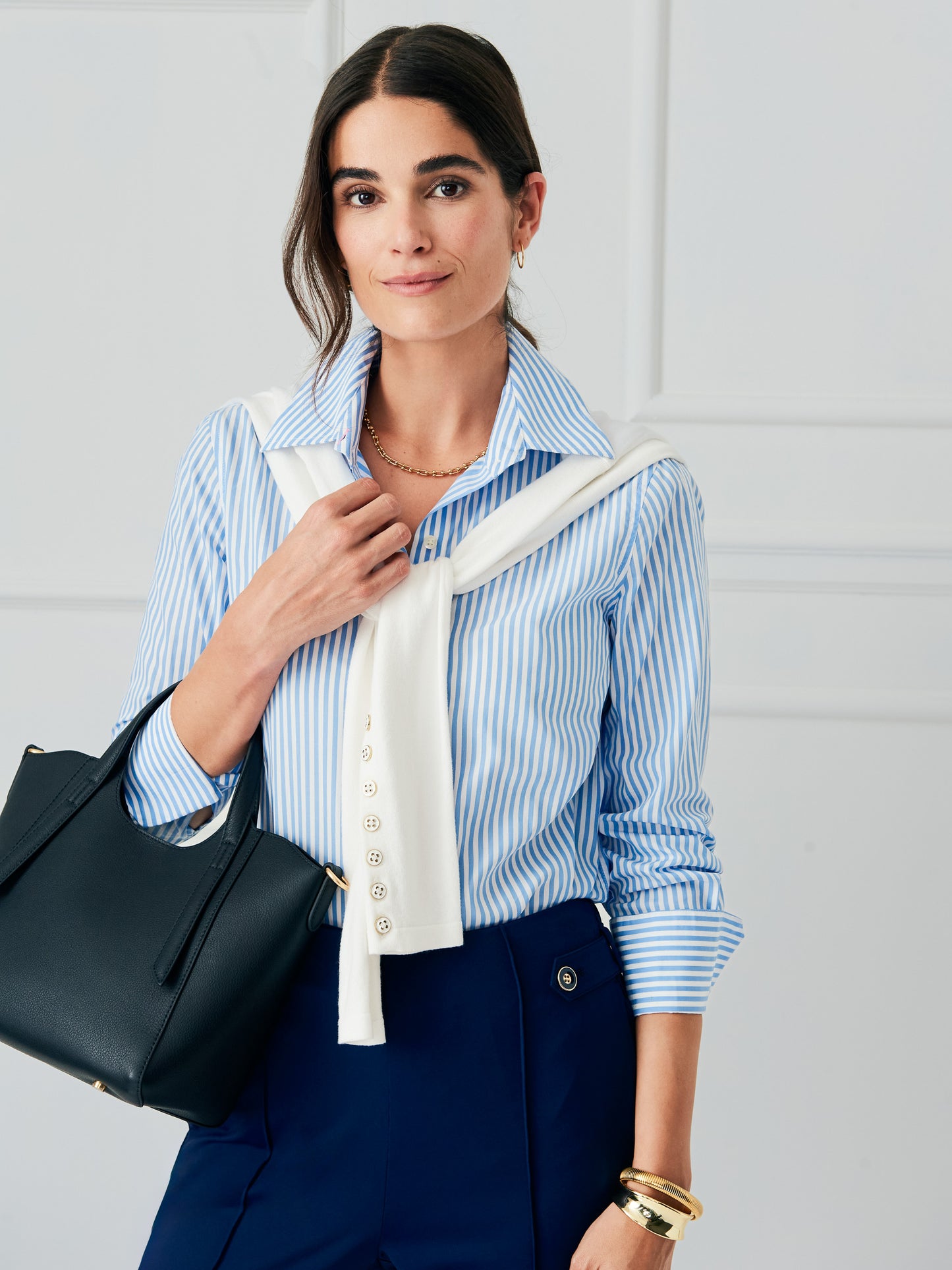 J.McLaughlin Sloane shirt in white/sky blue made with cotton. 