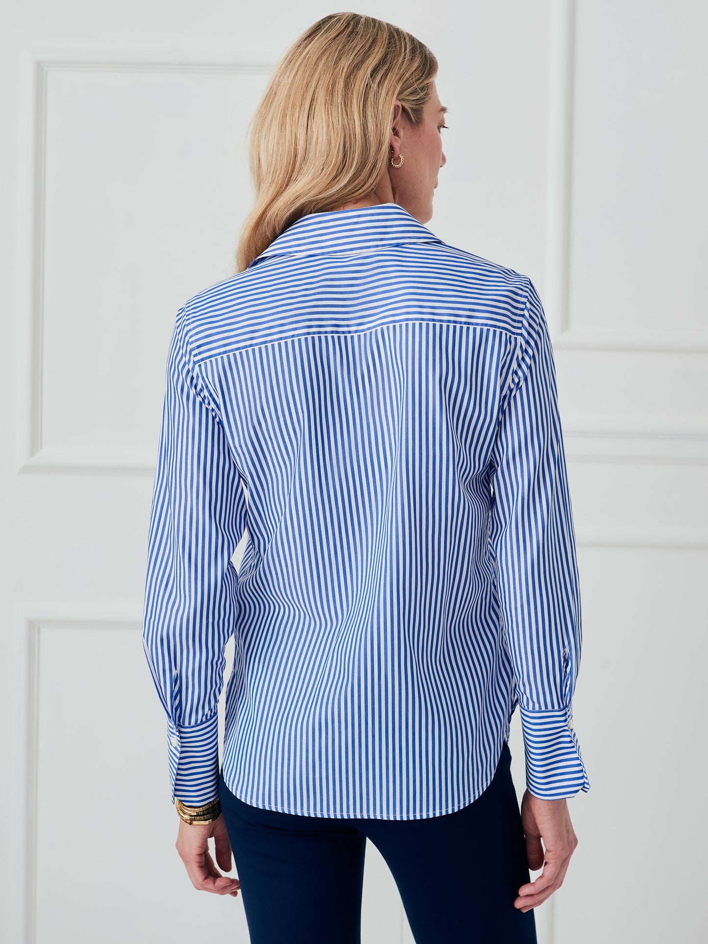J.McLaughlin Sloane shirt in white/blue made with cotton.