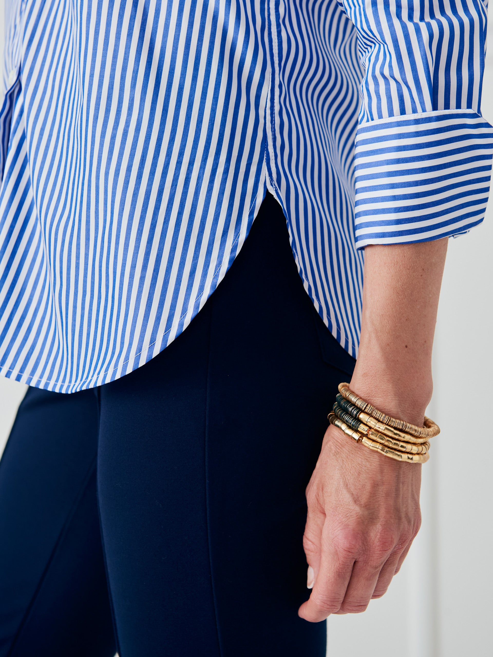 J.McLaughlin Sloane shirt in white/blue made with cotton.