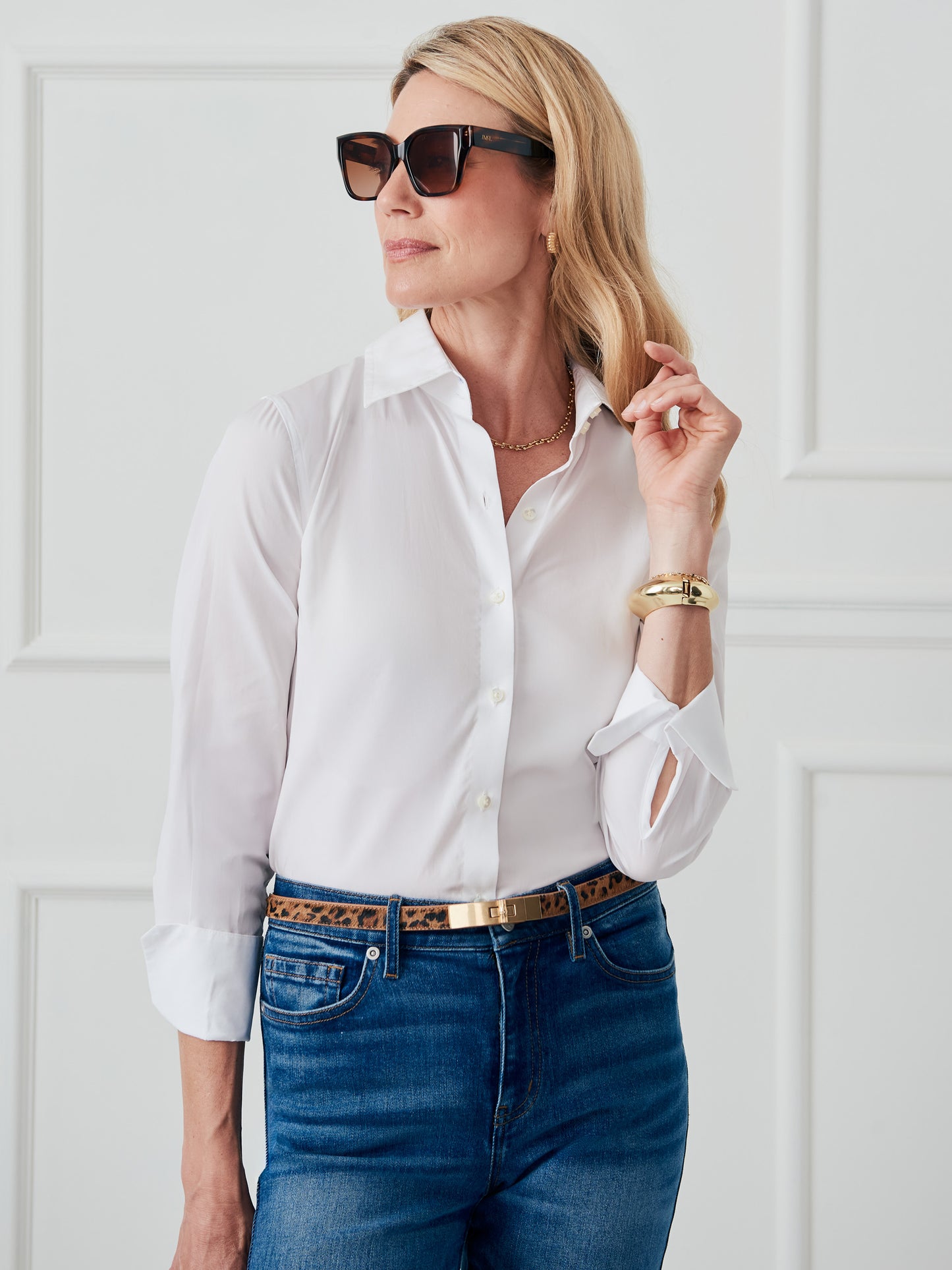 J.McLaughlin Sloane shirt in white made with cotton.