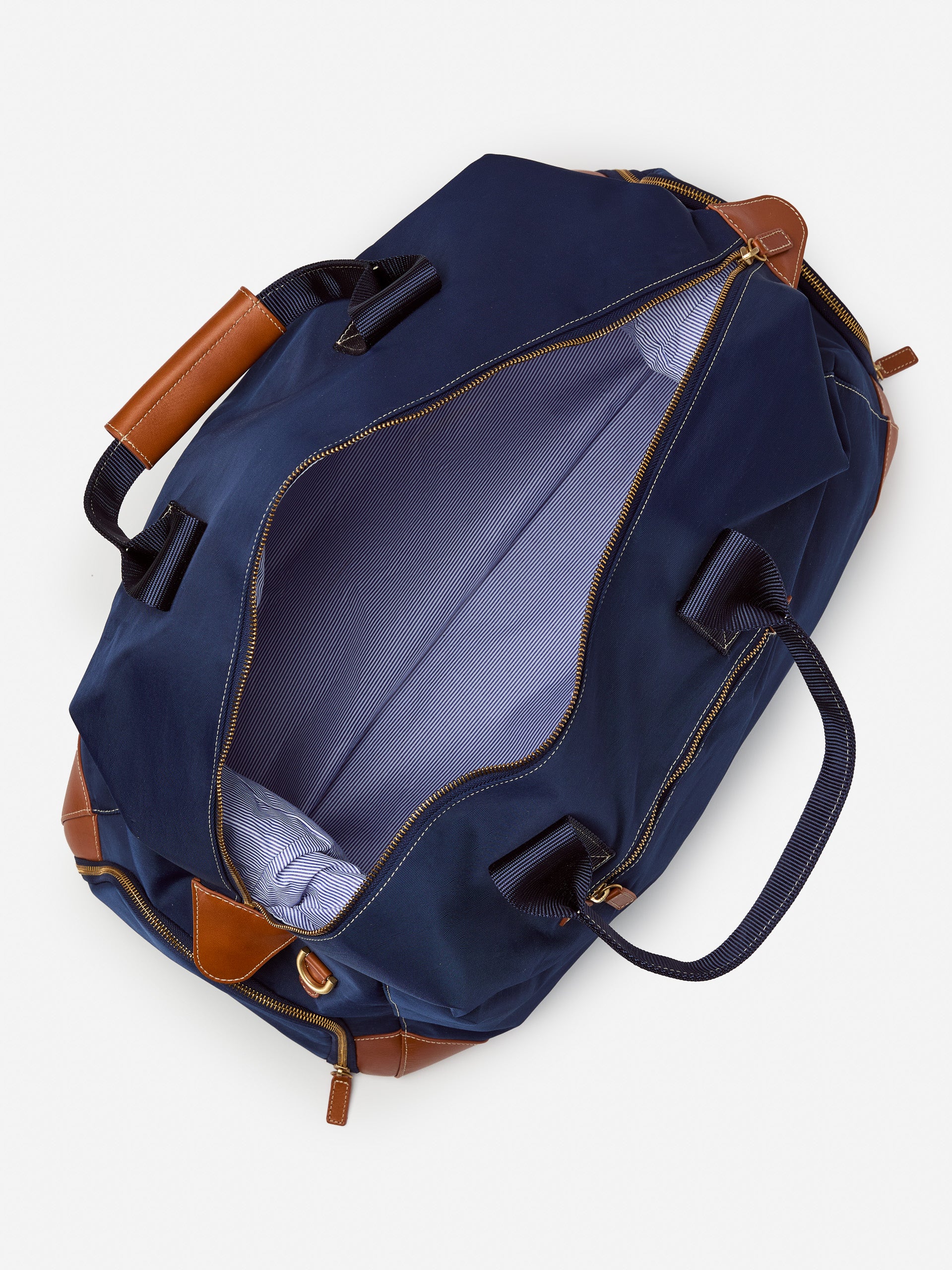 J.McLaughlin Stanley weekender bag in navy made with nylon and leather.
